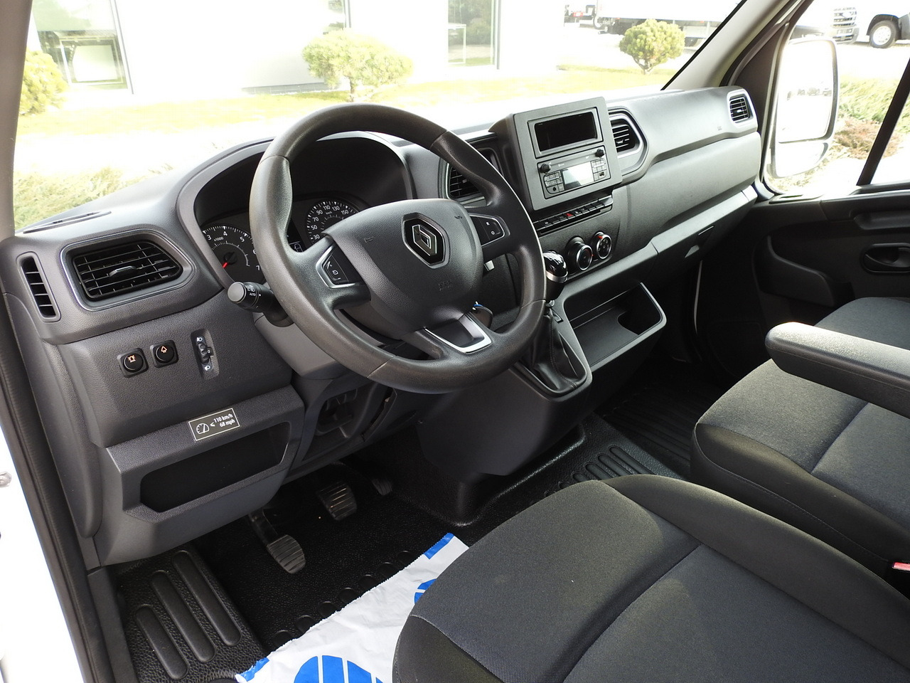 RENAULT MASTER BOX DELIVERY VAN 7 SEATS CRUISE CONTROL AIR CONDITIONING LED LIGHTS 135HP - Commercial vehicle: picture 2 RENAULT MASTER BOX DELIVERY VAN 7 SEATS CRUISE CONTROL AIR CONDITIONING LED LIGHTS 135HP - Commercial vehicle: picture 2