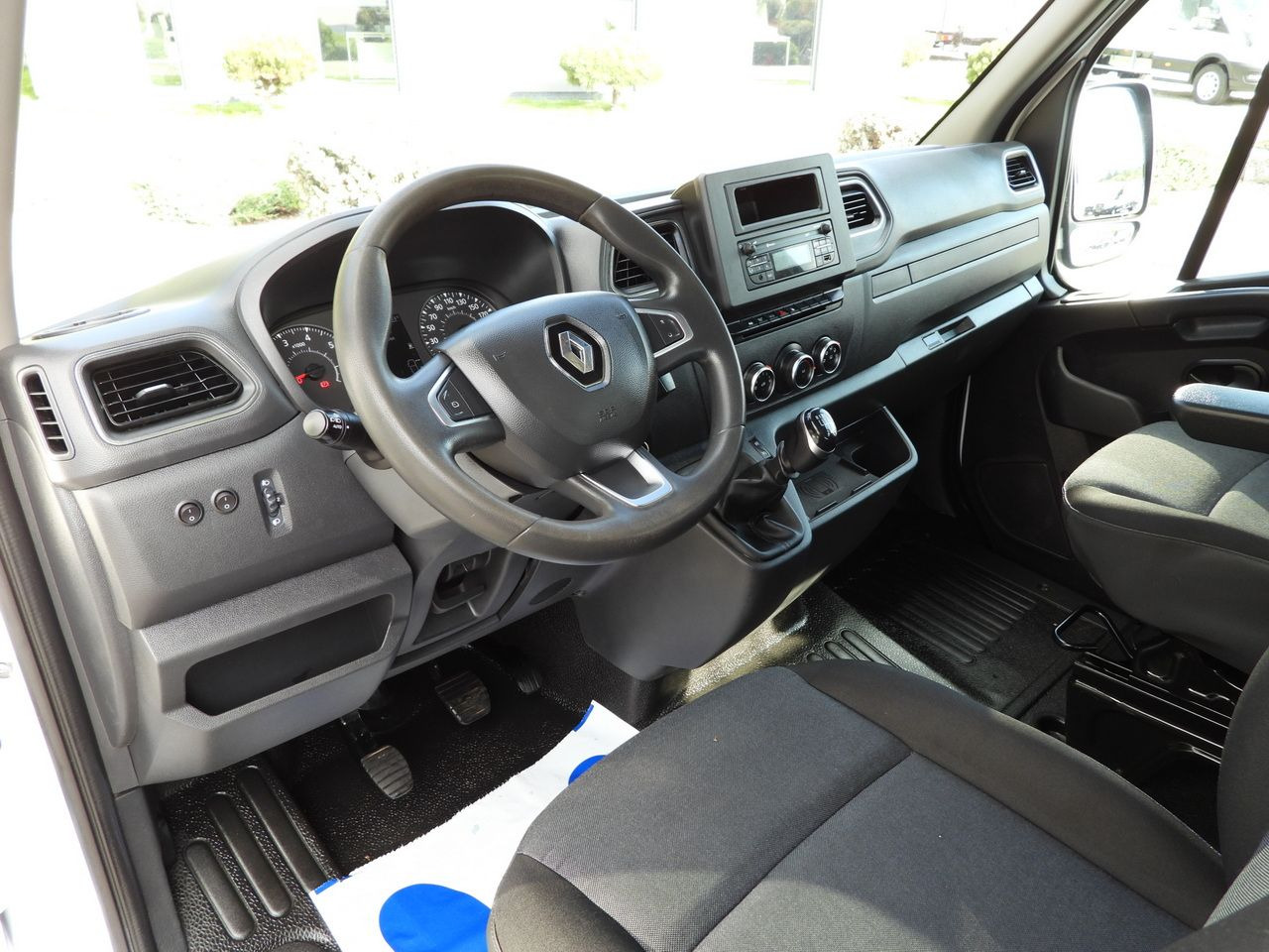 RENAULT MASTER TIPPER DOUBLE CABIN DOKA 6 SEATS CRUISE CONTROL LED LIGHTS TWIN WHEELS AIR CONDITIONING 165HP - Commercial vehicle: picture 2 RENAULT MASTER TIPPER DOUBLE CABIN DOKA 6 SEATS CRUISE CONTROL LED LIGHTS TWIN WHEELS AIR CONDITIONING 165HP - Commercial vehicle: picture 2