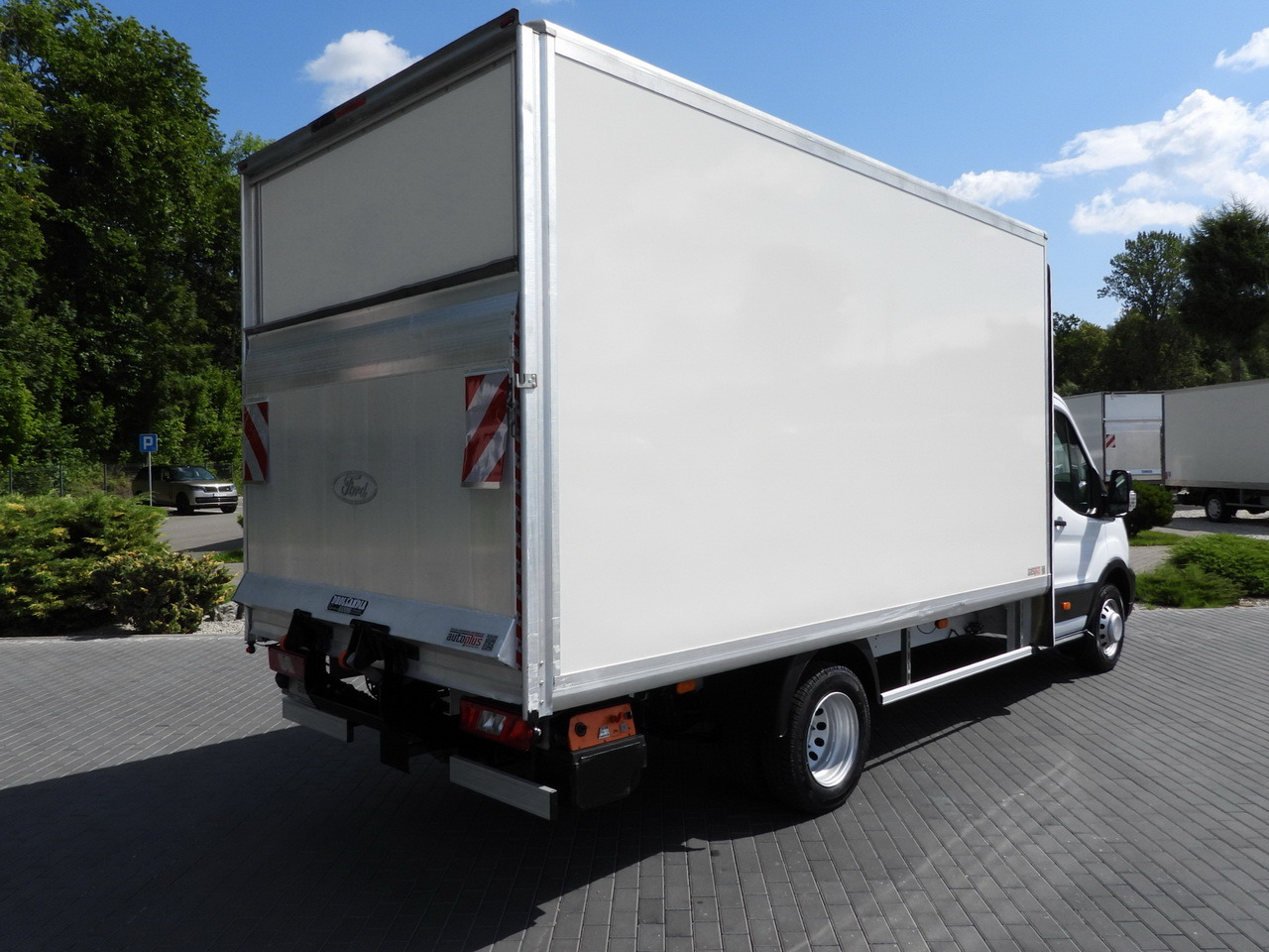 FORD TRANSIT BOX LIFT 8 PALLETS CRUISE CONTROL LED LIGHTS TWIN WHEELS AIR CONDITIONING  130HP - Refrigerated van: picture 3 FORD TRANSIT BOX LIFT 8 PALLETS CRUISE CONTROL LED LIGHTS TWIN WHEELS AIR CONDITIONING  130HP - Refrigerated van: picture 3