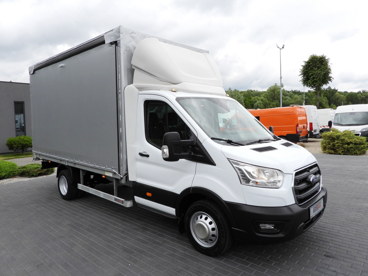 FORD TRANSIT TARPAULIN 8 PALLETS CRUISE CONTROL LED LIGHTS TWIN WHEELS AIR CONDITIONING 130HP - Curtain side van: picture 4 FORD TRANSIT TARPAULIN 8 PALLETS CRUISE CONTROL LED LIGHTS TWIN WHEELS AIR CONDITIONING 130HP - Curtain side van: picture 4