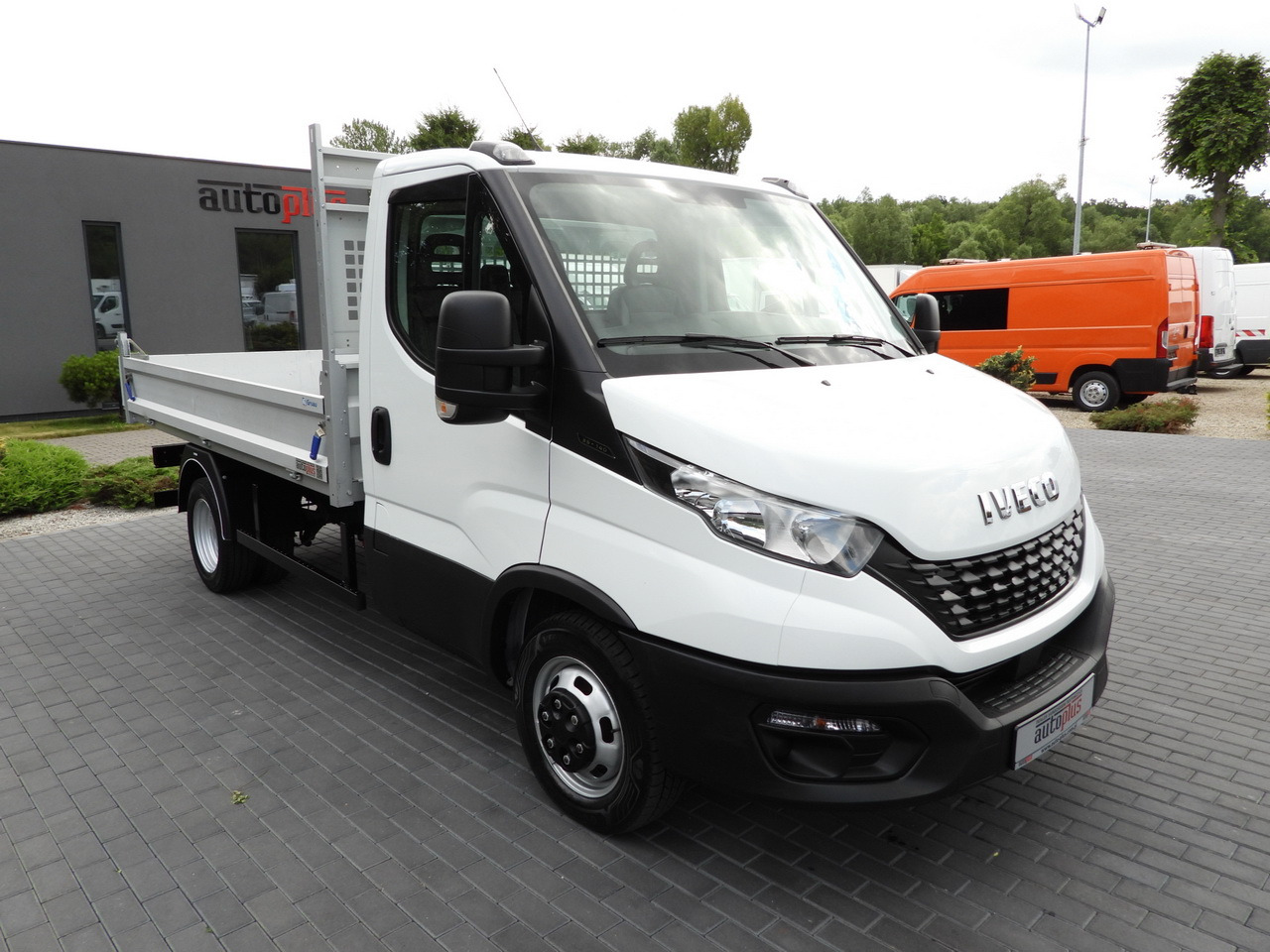 IVECO DAILY 35C14 CRUISE CONTROL TWIN WHEELS AIR CONDITIONING 140HP - Tipper van: picture 4 IVECO DAILY 35C14 CRUISE CONTROL TWIN WHEELS AIR CONDITIONING 140HP - Tipper van: picture 4