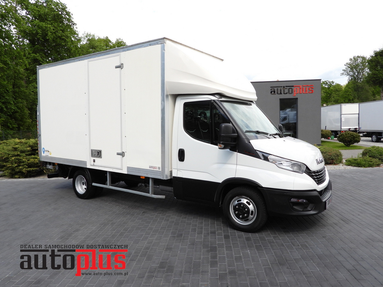 IVECO DAILY 35C16 BOX LIFT 8 PALLETS CRUISE CONTROL TWIN WHEELS AIR CONDITIONING 160HP - Box van: picture 1 IVECO DAILY 35C16 BOX LIFT 8 PALLETS CRUISE CONTROL TWIN WHEELS AIR CONDITIONING 160HP - Box van: picture 1