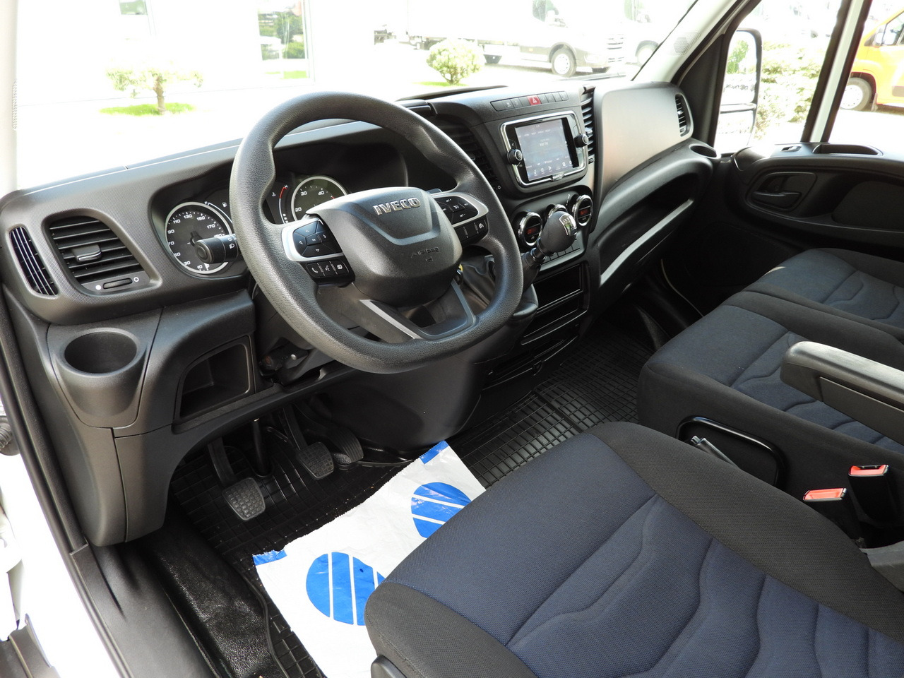 IVECO DAILY 35C16 BOX LIFT 8 PALLETS CRUISE CONTROL TWIN WHEELS AIR CONDITIONING 160HP - Box van: picture 2 IVECO DAILY 35C16 BOX LIFT 8 PALLETS CRUISE CONTROL TWIN WHEELS AIR CONDITIONING 160HP - Box van: picture 2