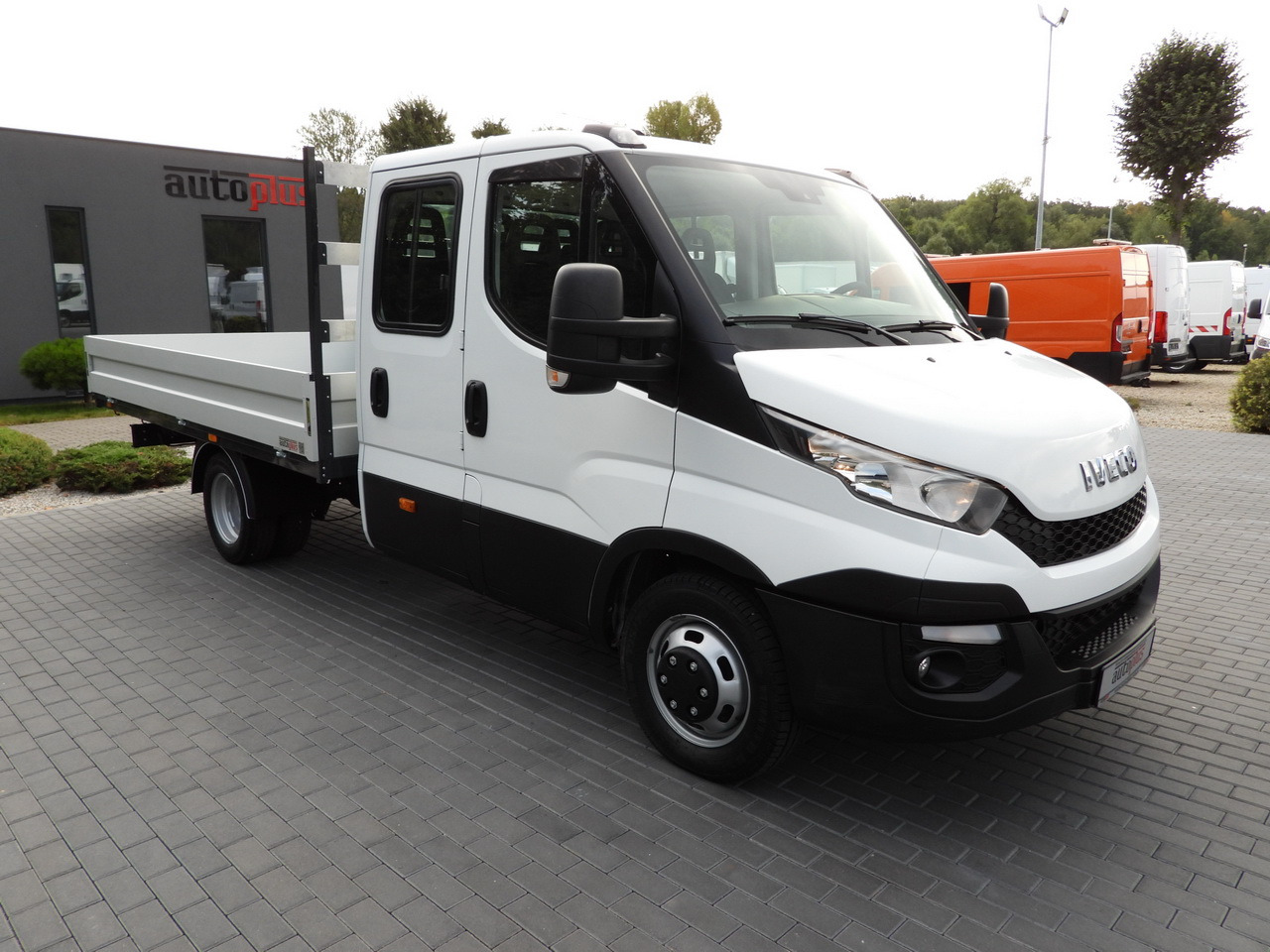 IVECO DAILY 35C17 STAKE BODY DOUBLE CABIN DOKA 7 SEATS CRUISE CONTROL TWIN WHEELS AIR CONDITIONING 170HP - Open body delivery van: picture 4 IVECO DAILY 35C17 STAKE BODY DOUBLE CABIN DOKA 7 SEATS CRUISE CONTROL TWIN WHEELS AIR CONDITIONING 170HP - Open body delivery van: picture 4