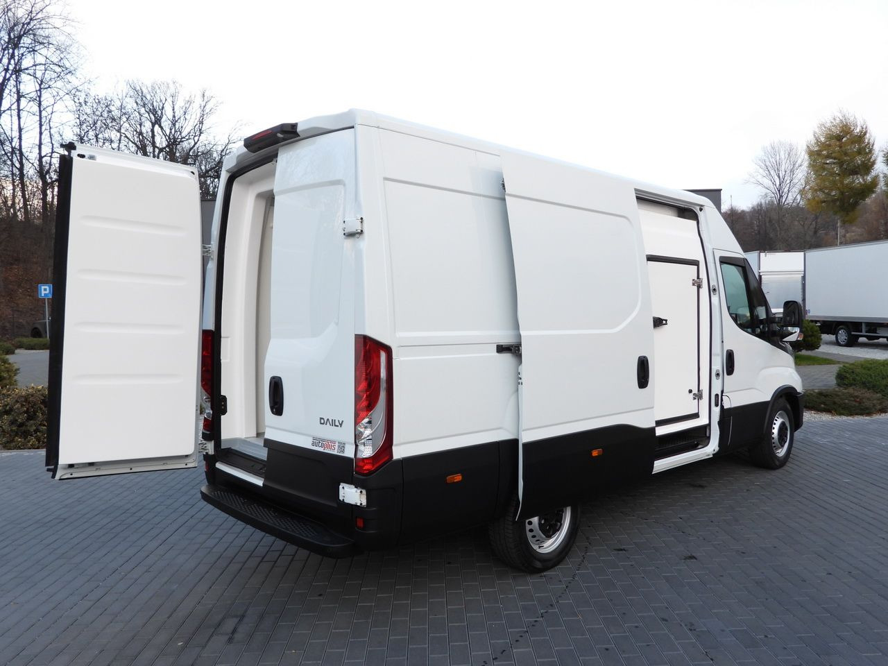IVECO DAILY 35S14 REFRIGERATOR VAN 0*C POWER SUPPLY 230V NAVIGATION AUTOMATIC TRANSMISSION AIR CONDITIONING 140HP - Refrigerated van: picture 3 IVECO DAILY 35S14 REFRIGERATOR VAN 0*C POWER SUPPLY 230V NAVIGATION AUTOMATIC TRANSMISSION AIR CONDITIONING 140HP - Refrigerated van: picture 3