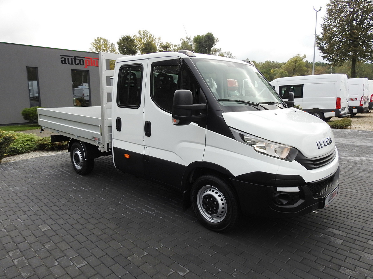 IVECO DAILY 35S15 STAKE BODY DOUBLE CABIN DOKA 7 SEATS AIR CONDITIONING 150HP - Combi van: picture 4 IVECO DAILY 35S15 STAKE BODY DOUBLE CABIN DOKA 7 SEATS AIR CONDITIONING 150HP - Combi van: picture 4