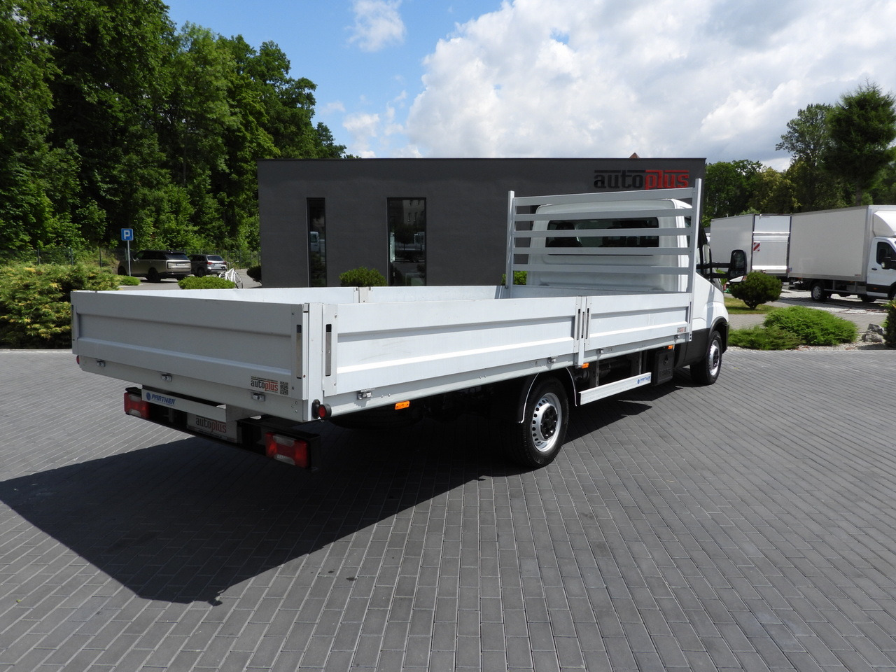 IVECO DAILY 35S16 STAKE BODY 10 PALLETS CRUISE CONTROL AIR CONDITIONING 160HP - Open body delivery van: picture 3 IVECO DAILY 35S16 STAKE BODY 10 PALLETS CRUISE CONTROL AIR CONDITIONING 160HP - Open body delivery van: picture 3