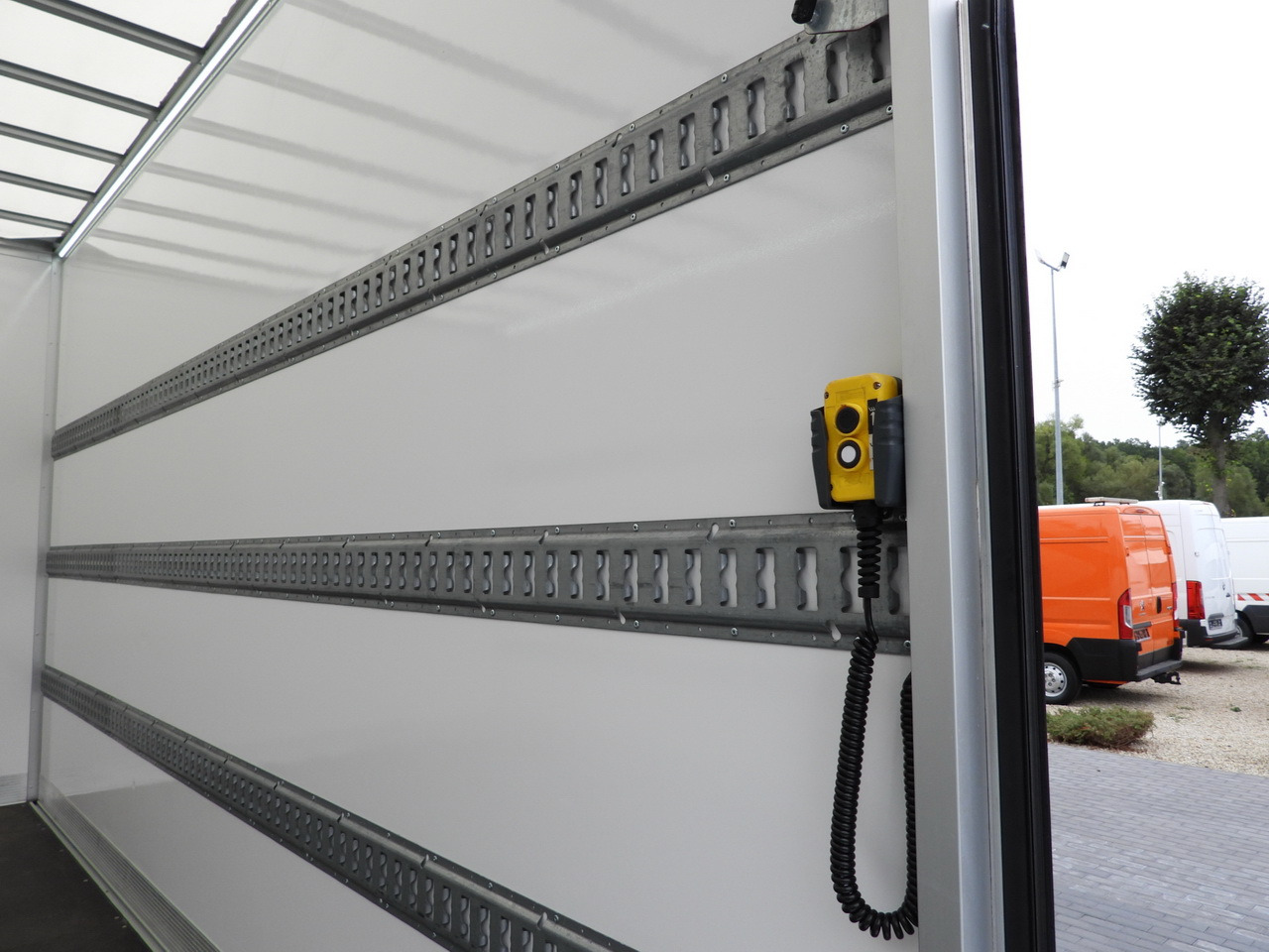 Box van IVECO DAILY 35S18 BOX HI-MATIC LIFT 8 PALLETS CRUISE CONTROL NAVIGATION LED LIGHTS PNEUMATICS AUTOMATIC TRANSMISSION HI-MATIC AIR CONDITIONING  180HP: picture 26