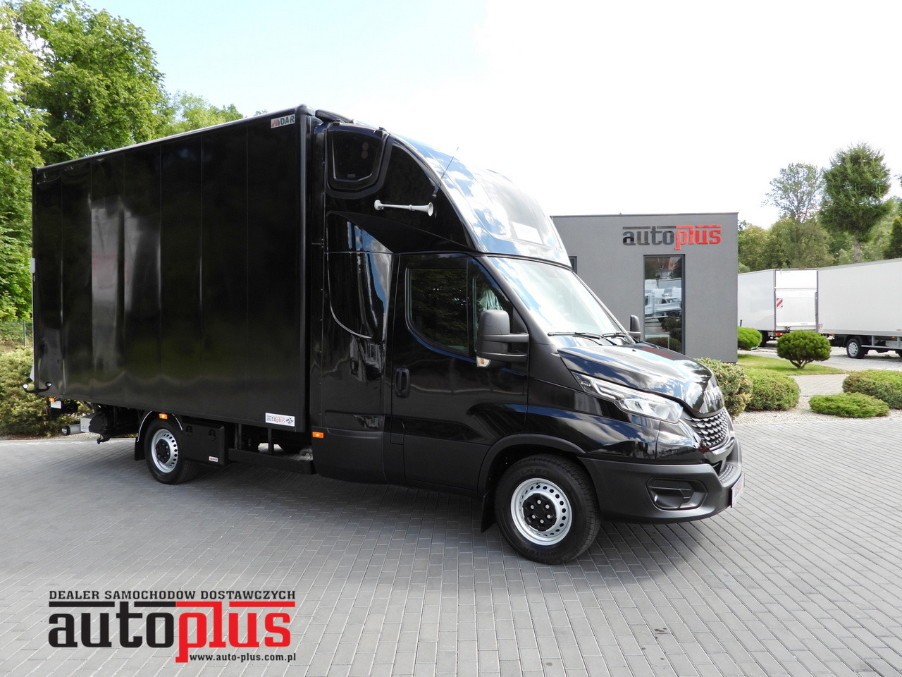 IVECO DAILY 35S18 BOX LIFT 8 PALLETS WEBASTO CRUISE CONTROL NAVIGATION LED LIGHTS PNEUMATICS AIR CONDITIONING 180HP - Box van: picture 1 IVECO DAILY 35S18 BOX LIFT 8 PALLETS WEBASTO CRUISE CONTROL NAVIGATION LED LIGHTS PNEUMATICS AIR CONDITIONING 180HP - Box van: picture 1