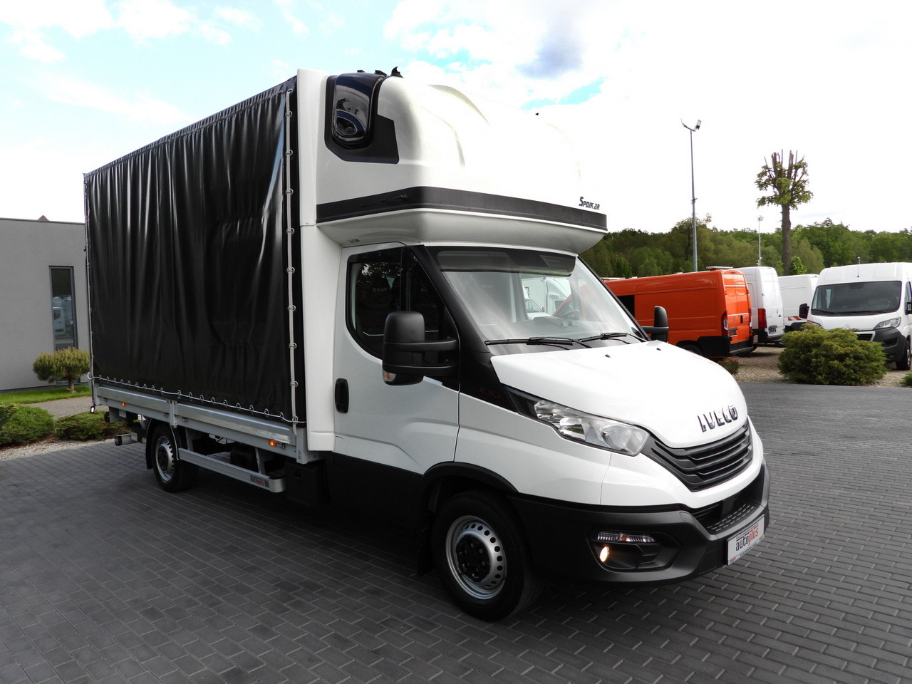 IVECO DAILY 35S18 TARPAULIN LIFT 8 PALLETS WEBASTO CRUISE CONTROL AIR CONDITIONING 180HP - Curtain side van: picture 4 IVECO DAILY 35S18 TARPAULIN LIFT 8 PALLETS WEBASTO CRUISE CONTROL AIR CONDITIONING 180HP - Curtain side van: picture 4