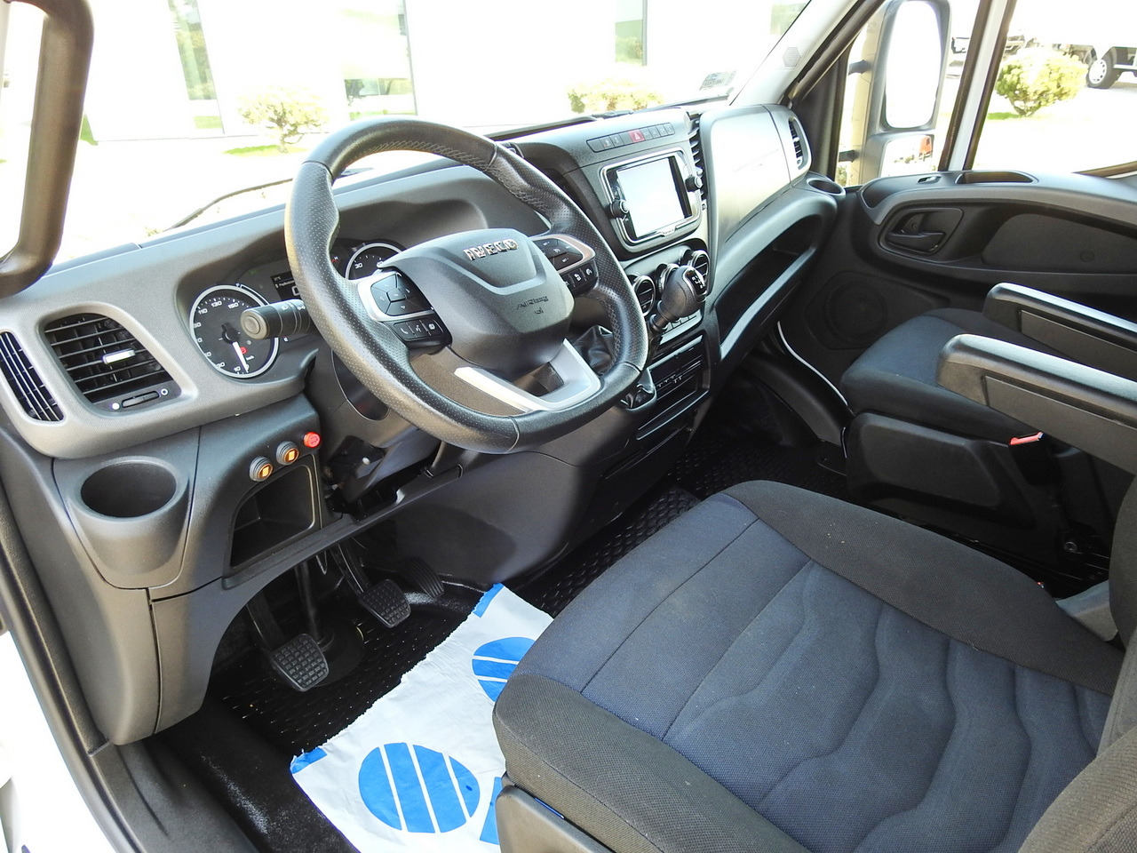 IVECO DAILY 70C18 BOX LIFT 14 PALLETS WEBASTO CRUISE CONTROL NAVIGATION LED LIGHTS TWIN WHEELS AIR CONDITIONING 180HP - Box van: picture 2 IVECO DAILY 70C18 BOX LIFT 14 PALLETS WEBASTO CRUISE CONTROL NAVIGATION LED LIGHTS TWIN WHEELS AIR CONDITIONING 180HP - Box van: picture 2