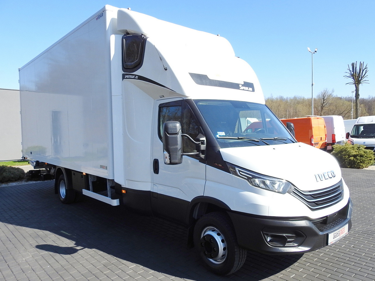 IVECO DAILY 70C18 BOX LIFT 14 PALLETS WEBASTO CRUISE CONTROL NAVIGATION LED LIGHTS TWIN WHEELS AIR CONDITIONING 180HP - Box van: picture 4 IVECO DAILY 70C18 BOX LIFT 14 PALLETS WEBASTO CRUISE CONTROL NAVIGATION LED LIGHTS TWIN WHEELS AIR CONDITIONING 180HP - Box van: picture 4