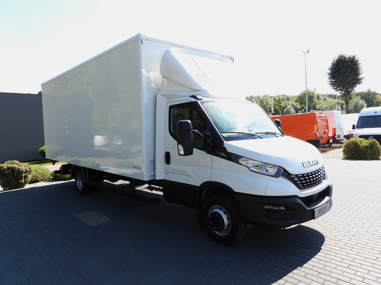 IVECO DAILY 72C18 LIFT 14 PALLETS CRUISE CONTROL PNEUMATICS AUTOMATIC TRANSMISSION HI-MATIC TWIN WHEELS AIR CONDITIONING 180HP - Box van: picture 4 IVECO DAILY 72C18 LIFT 14 PALLETS CRUISE CONTROL PNEUMATICS AUTOMATIC TRANSMISSION HI-MATIC TWIN WHEELS AIR CONDITIONING 180HP - Box van: picture 4