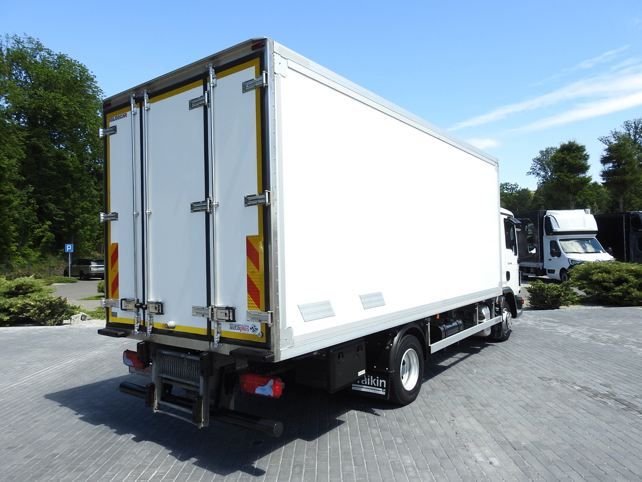 MAN TGL 10.180 REGRIGERATOR BOX -20*C 11 PALLETS POWER SUPPLY 230V AIR CONDITIONING PNEUMATICS TWIN WHEELS 180HP - Refrigerator truck: picture 3 MAN TGL 10.180 REGRIGERATOR BOX -20*C 11 PALLETS POWER SUPPLY 230V AIR CONDITIONING PNEUMATICS TWIN WHEELS 180HP - Refrigerator truck: picture 3