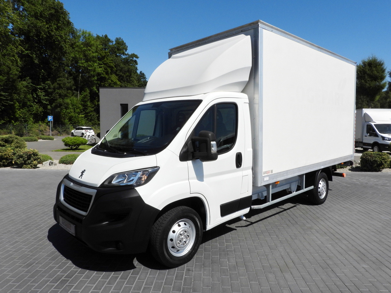 Box van PEUGEOT BOXER BOX LIFT 8 PALLETS CRUISE CONTROL AIR CONDITIONING 130HP: picture 18 Box van PEUGEOT BOXER BOX LIFT 8 PALLETS CRUISE CONTROL AIR CONDITIONING 130HP: picture 18