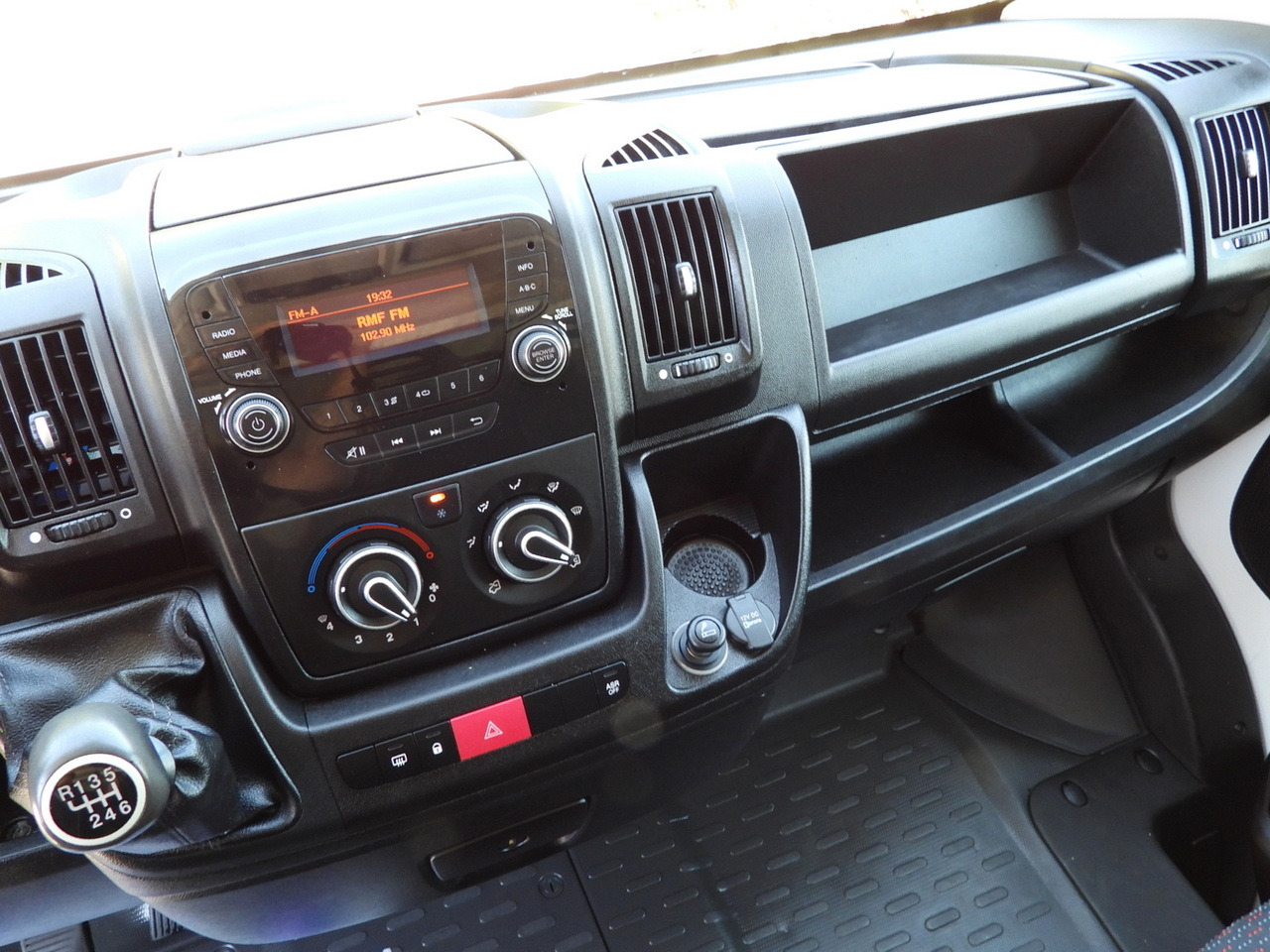 Box van PEUGEOT BOXER BOX LIFT 8 PALLETS CRUISE CONTROL AIR CONDITIONING 130HP: picture 29 Box van PEUGEOT BOXER BOX LIFT 8 PALLETS CRUISE CONTROL AIR CONDITIONING 130HP: picture 29