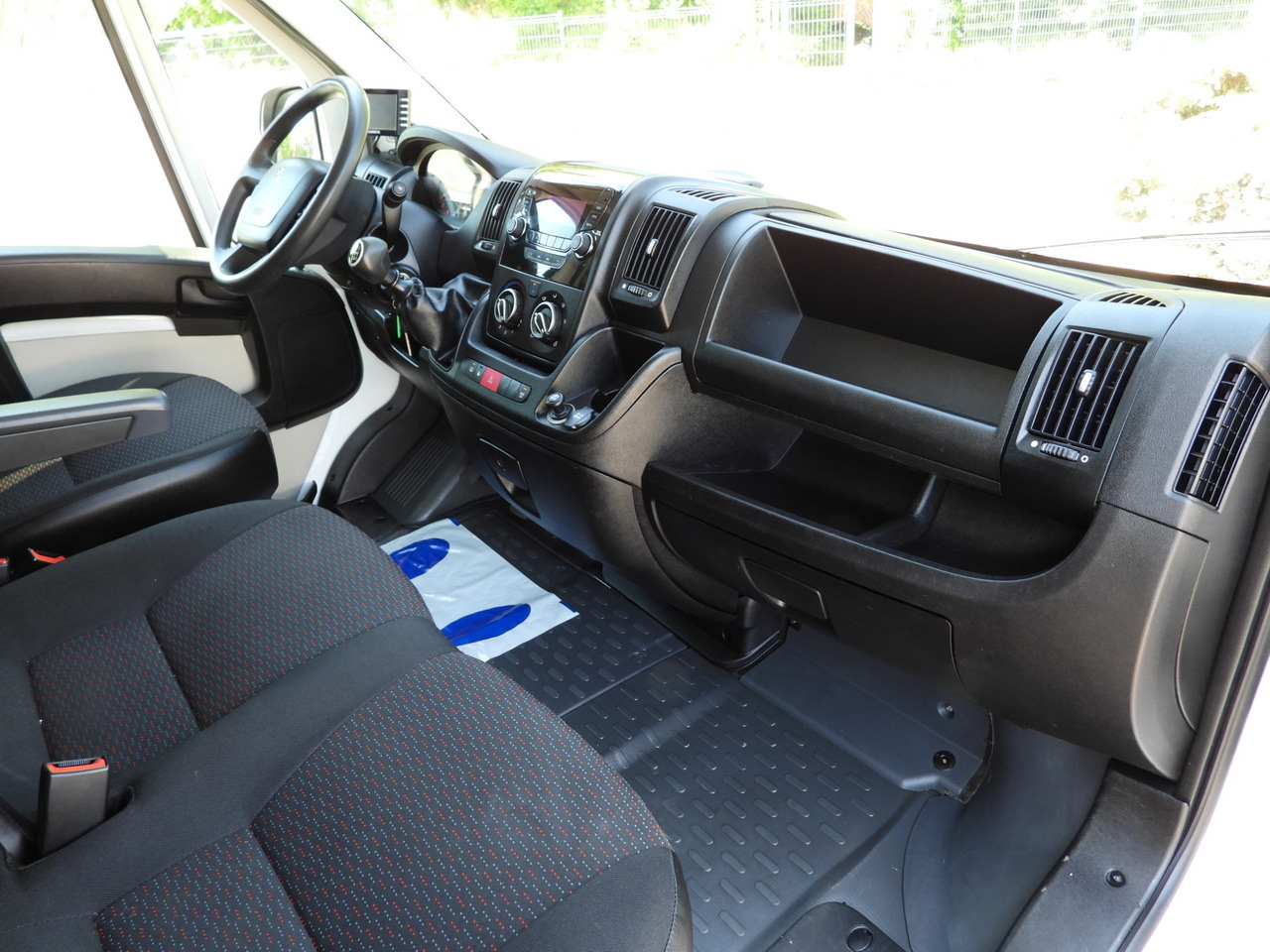 Box van PEUGEOT BOXER BOX LIFT 8 PALLETS CRUISE CONTROL AIR CONDITIONING 130HP: picture 39 Box van PEUGEOT BOXER BOX LIFT 8 PALLETS CRUISE CONTROL AIR CONDITIONING 130HP: picture 39