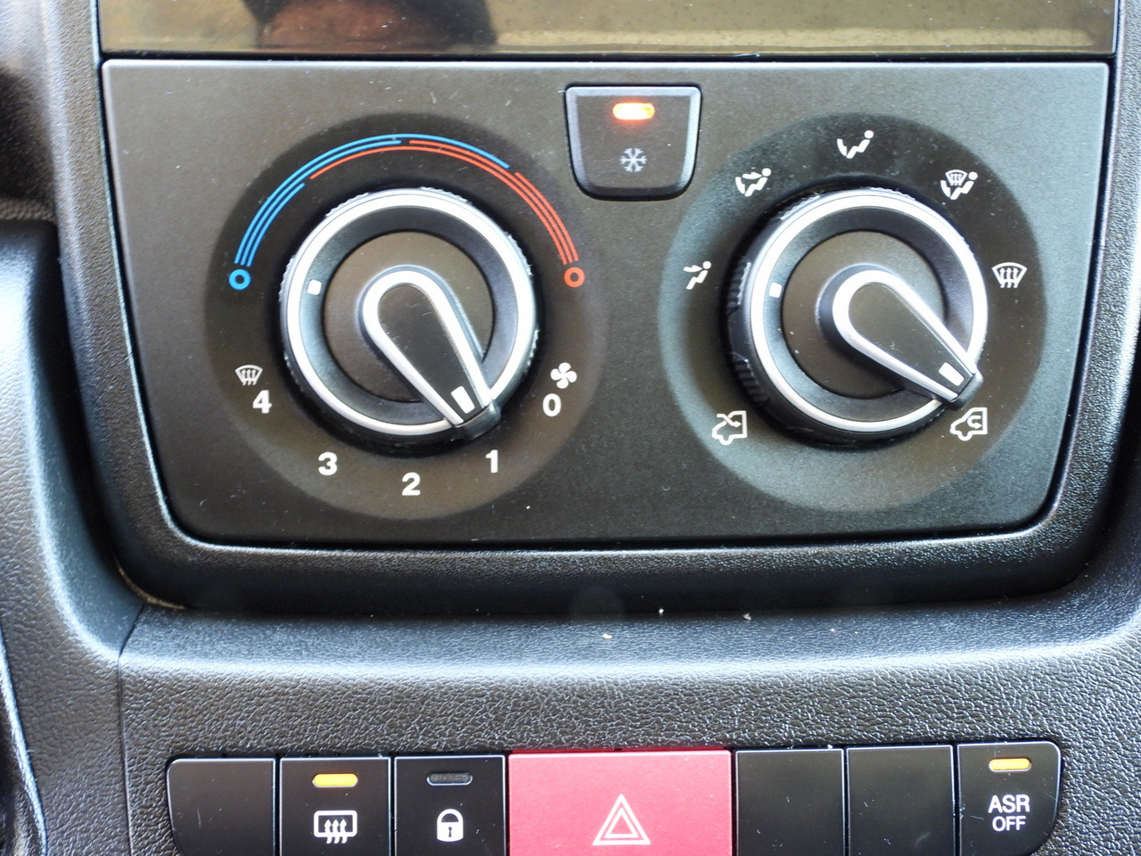 Box van PEUGEOT BOXER BOX LIFT 8 PALLETS CRUISE CONTROL AIR CONDITIONING 130HP: picture 33 Box van PEUGEOT BOXER BOX LIFT 8 PALLETS CRUISE CONTROL AIR CONDITIONING 130HP: picture 33