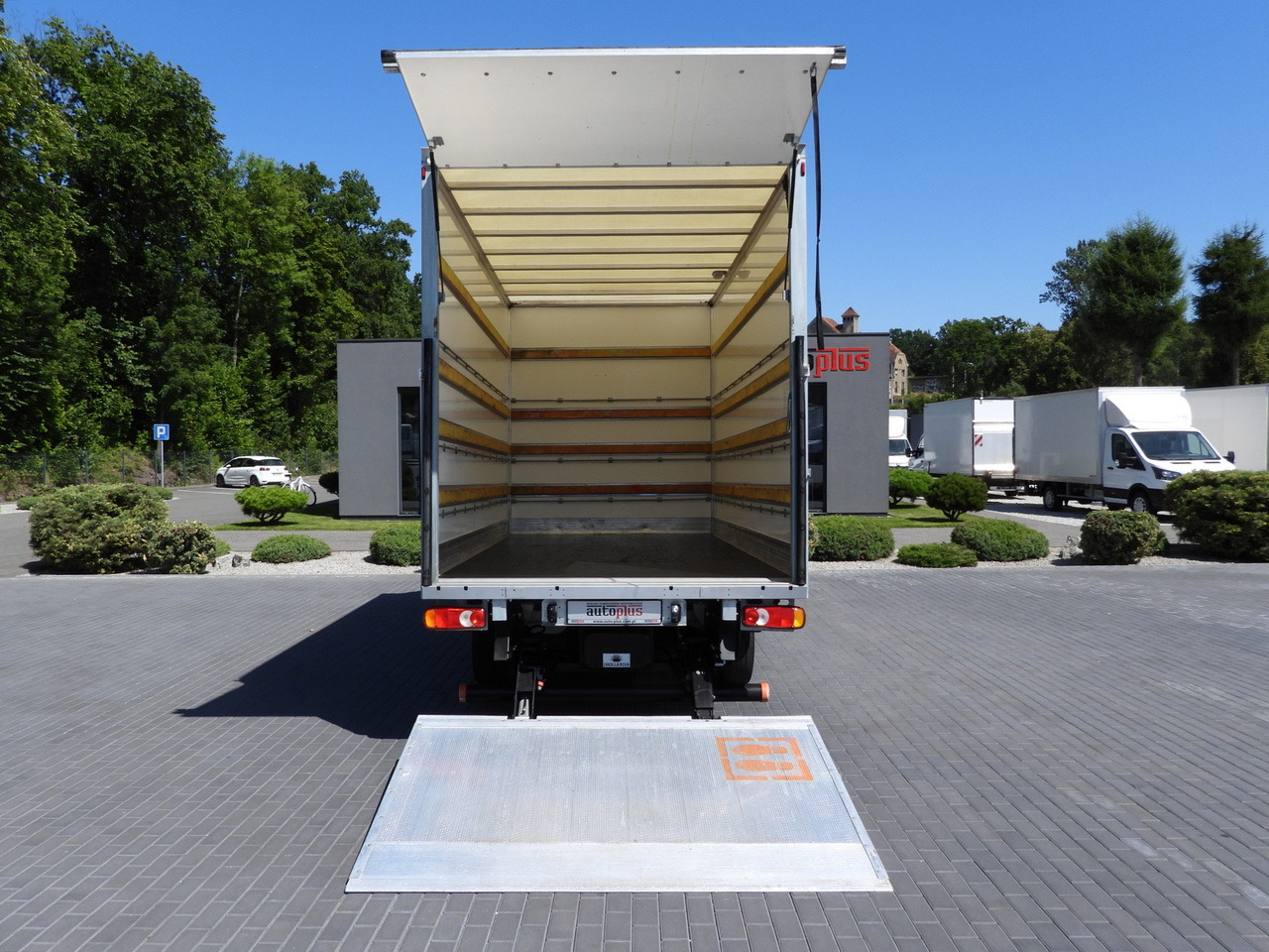 Box van PEUGEOT BOXER BOX LIFT 8 PALLETS CRUISE CONTROL AIR CONDITIONING 130HP: picture 11 Box van PEUGEOT BOXER BOX LIFT 8 PALLETS CRUISE CONTROL AIR CONDITIONING 130HP: picture 11