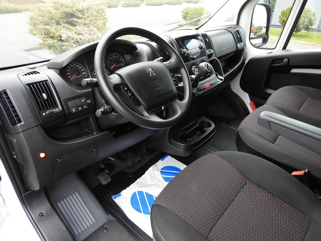 PEUGEOT BOXER BOX LIFT 8 PALLETS CRUISE CONTROL AIR CONDITIONING  140HP - Box van: picture 2 PEUGEOT BOXER BOX LIFT 8 PALLETS CRUISE CONTROL AIR CONDITIONING  140HP - Box van: picture 2