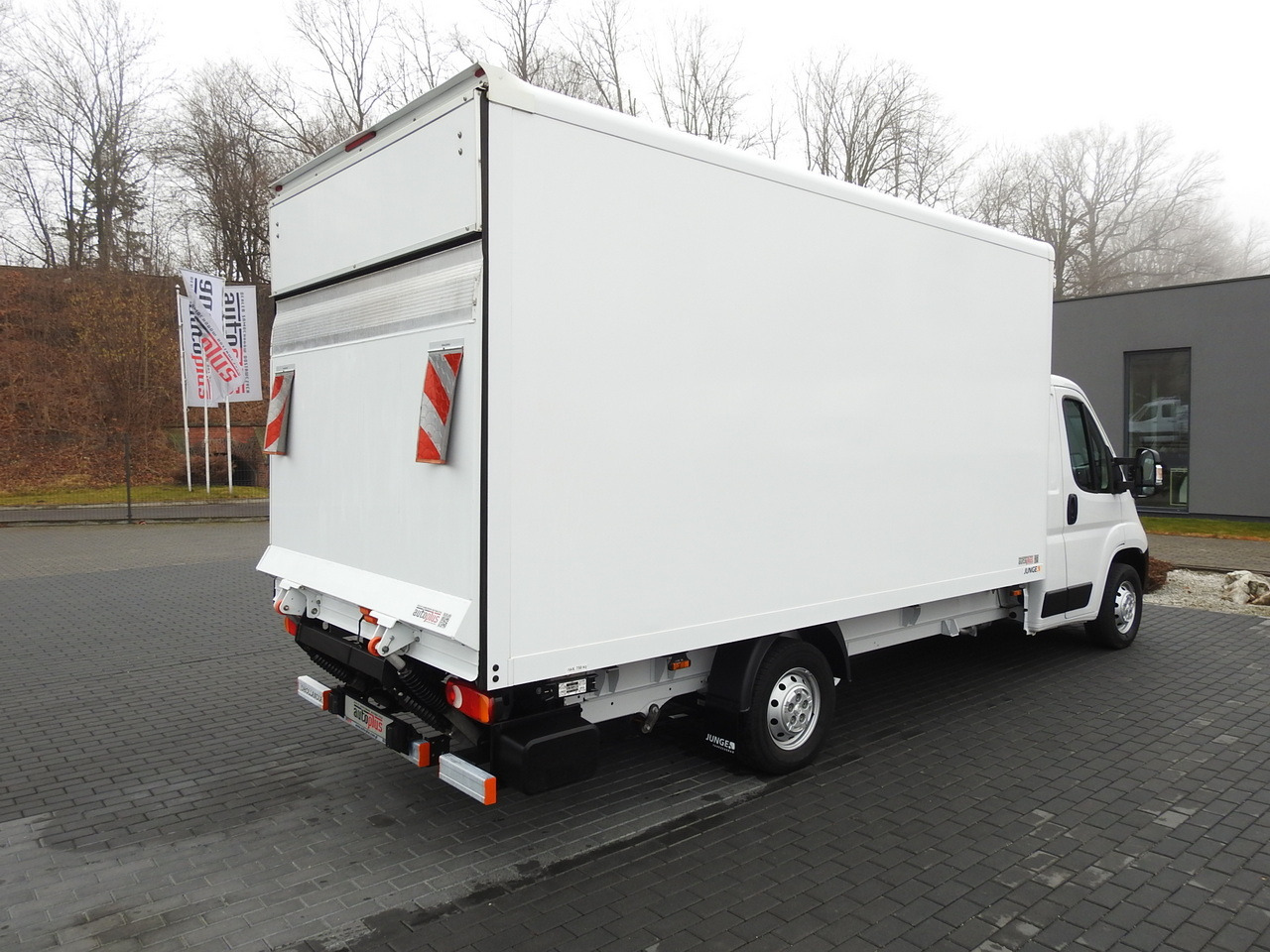 PEUGEOT BOXER BOX LIFT 8 PALLETS CRUISE CONTROL AIR CONDITIONING  140HP - Box van: picture 3 PEUGEOT BOXER BOX LIFT 8 PALLETS CRUISE CONTROL AIR CONDITIONING  140HP - Box van: picture 3