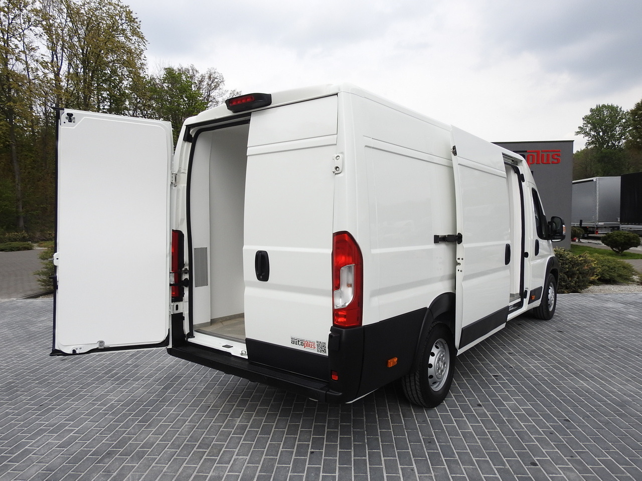 PEUGEOT BOXER REFRIGERATOR VAN 0*C CRUISE CONTROL NAVIGATION AIR CONDITIONING 135HP - Refrigerated van: picture 3 PEUGEOT BOXER REFRIGERATOR VAN 0*C CRUISE CONTROL NAVIGATION AIR CONDITIONING 135HP - Refrigerated van: picture 3