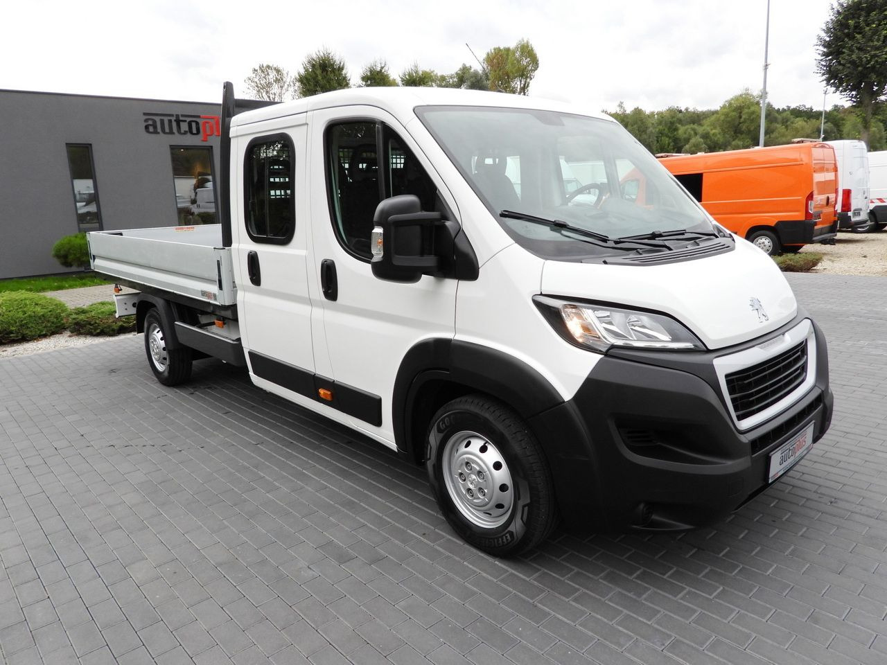 PEUGEOT BOXER STAKE BODY DOUBLE CABIN DOKA 7 SEATS CRUISE CONTROL AIR CONDITIONING 140HP - Open body delivery van: picture 5 PEUGEOT BOXER STAKE BODY DOUBLE CABIN DOKA 7 SEATS CRUISE CONTROL AIR CONDITIONING 140HP - Open body delivery van: picture 5