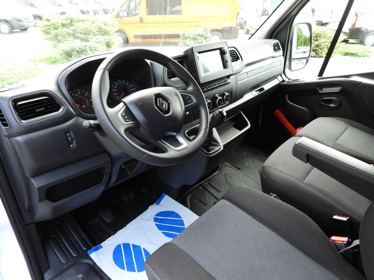 RENAULT MASTER BOX 8 PALLETS CRUISE CONTROL LED LIGHTS AIR CONDITIONING 165HP - Box van: picture 2 RENAULT MASTER BOX 8 PALLETS CRUISE CONTROL LED LIGHTS AIR CONDITIONING 165HP - Box van: picture 2