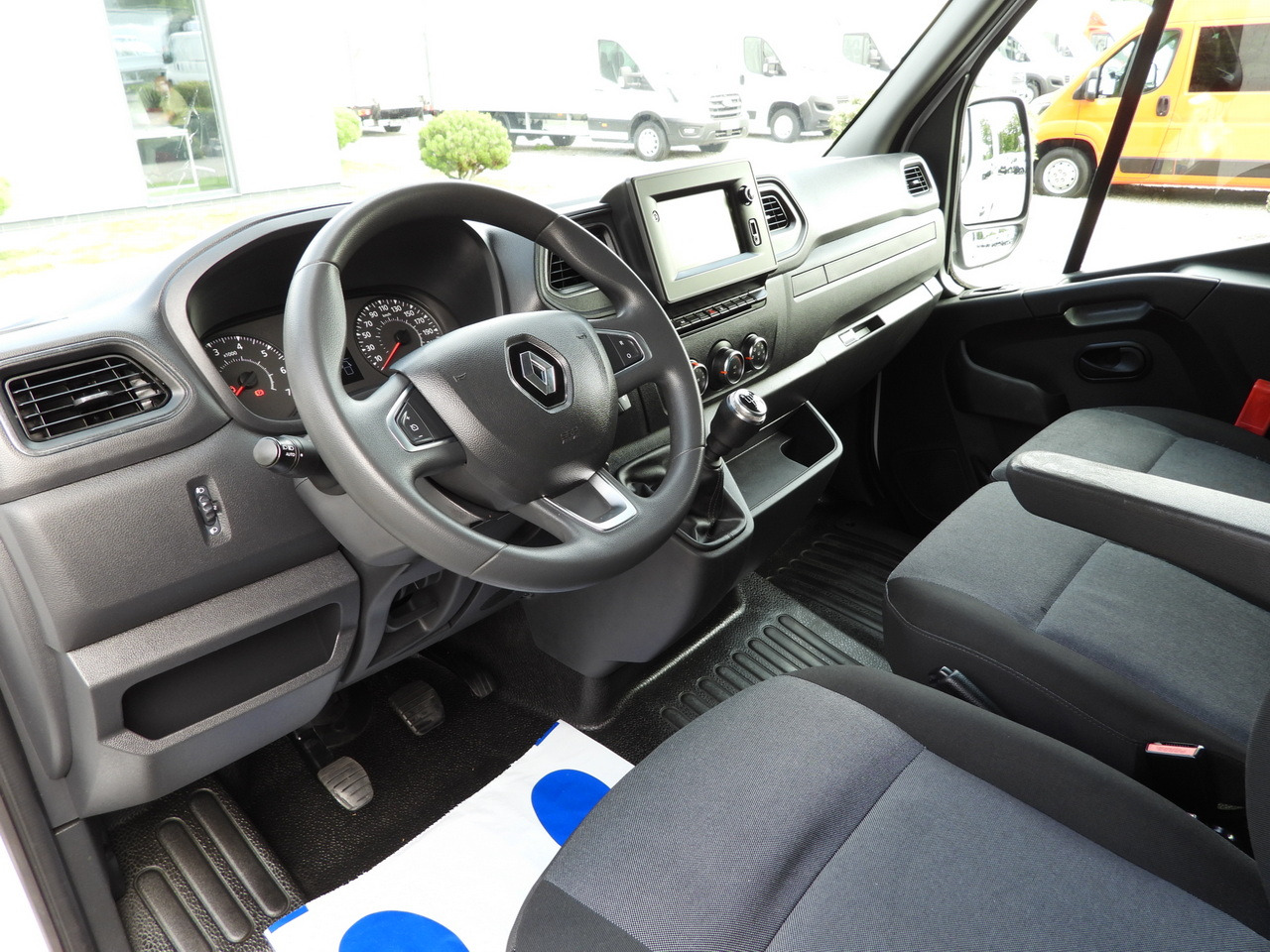 RENAULT MASTER BOX DELIVERY VAN 7 SEATS CRUISE CONTROL NAVIGATION LED LIGHTS AIR CONDITIONING  135HP - Panel van: picture 2 RENAULT MASTER BOX DELIVERY VAN 7 SEATS CRUISE CONTROL NAVIGATION LED LIGHTS AIR CONDITIONING  135HP - Panel van: picture 2