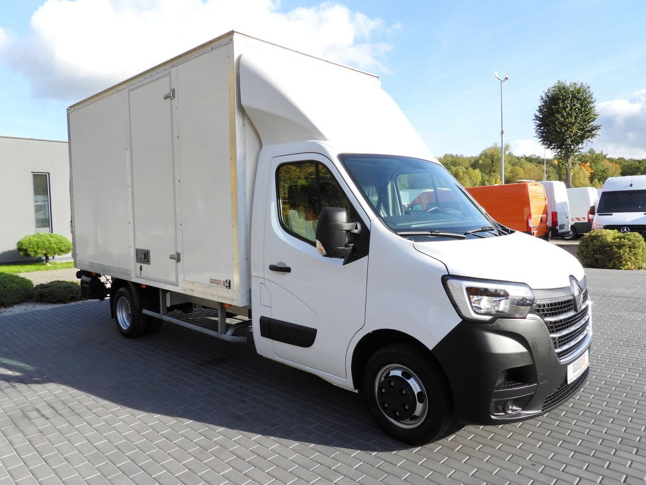 RENAULT MASTER BOX LIFT 8 PALLETS CRUISE CONTROL LED LIGHTS TWIN WHEELS AIR CONDITIONING 145HP - Box van: picture 4 RENAULT MASTER BOX LIFT 8 PALLETS CRUISE CONTROL LED LIGHTS TWIN WHEELS AIR CONDITIONING 145HP - Box van: picture 4