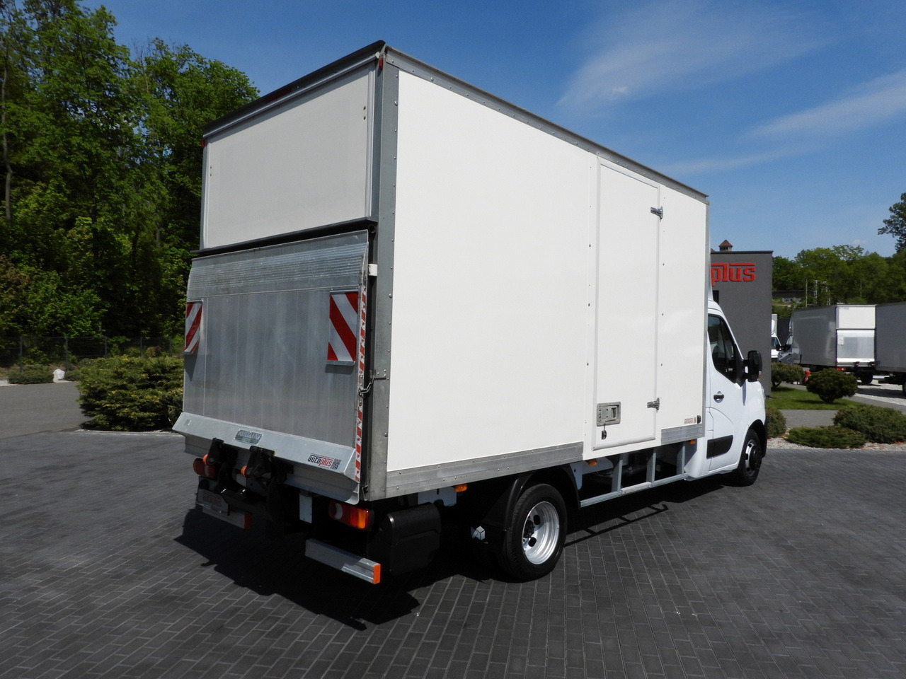 RENAULT MASTER BOX LIFT 8 PALLETS CRUISE CONTROL NAVIGATION LED LIGHTS TWIN WHEELS AIR CONDITIONING 145HP - Box van: picture 3 RENAULT MASTER BOX LIFT 8 PALLETS CRUISE CONTROL NAVIGATION LED LIGHTS TWIN WHEELS AIR CONDITIONING 145HP - Box van: picture 3