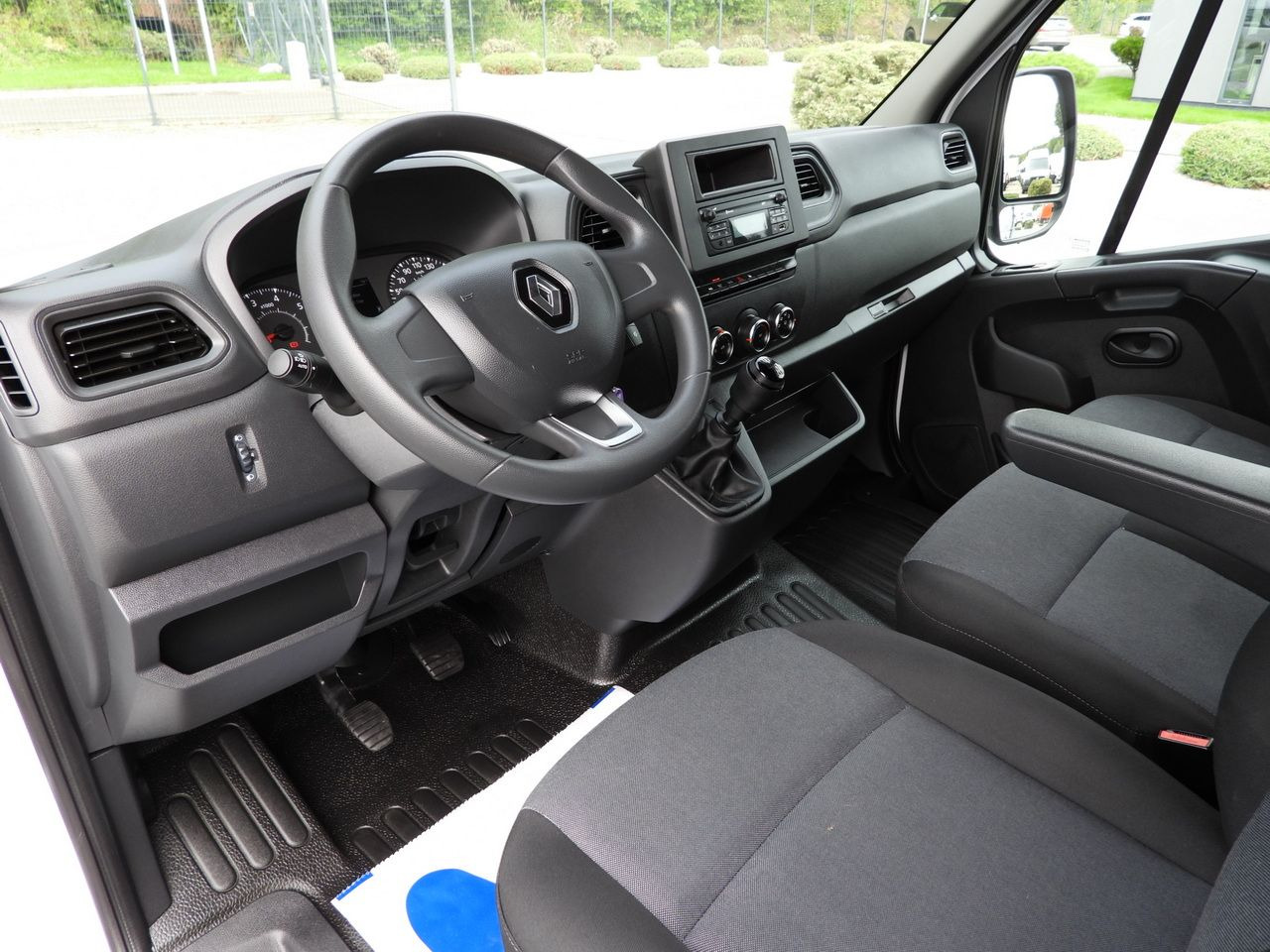 RENAULT MASTER STAKE BODY DOUBLE CABIN DOKA 7 SEATS LED LIGHTS AIR CONDITIONING 145HP - Open body delivery van: picture 2 RENAULT MASTER STAKE BODY DOUBLE CABIN DOKA 7 SEATS LED LIGHTS AIR CONDITIONING 145HP - Open body delivery van: picture 2