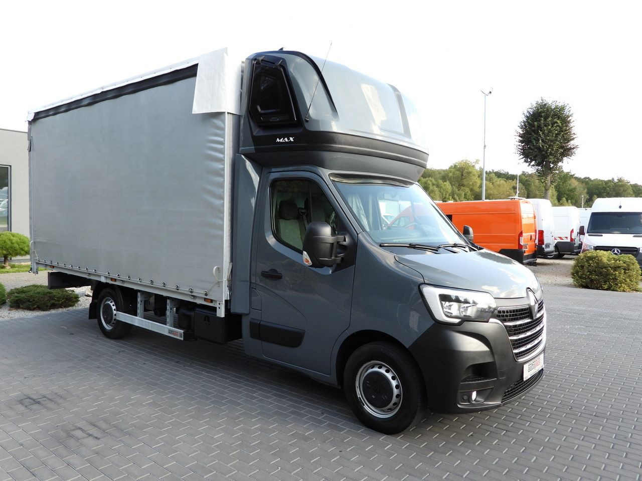 RENAULT MASTER TARPAULIN 10 PALLETS WEBASTO CRUISE CONTROL LED LIGHTS PNEUMATICS AIR CONDITIONING  165HP - Curtain side van: picture 4 RENAULT MASTER TARPAULIN 10 PALLETS WEBASTO CRUISE CONTROL LED LIGHTS PNEUMATICS AIR CONDITIONING  165HP - Curtain side van: picture 4