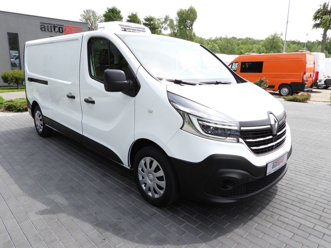 RENAULT TRAFIC REFRIGERATOR VAN 0*C CRUISE CONTROL LED LIGHTS AIR CONDITIONING 120HP - Refrigerated van: picture 4 RENAULT TRAFIC REFRIGERATOR VAN 0*C CRUISE CONTROL LED LIGHTS AIR CONDITIONING 120HP - Refrigerated van: picture 4