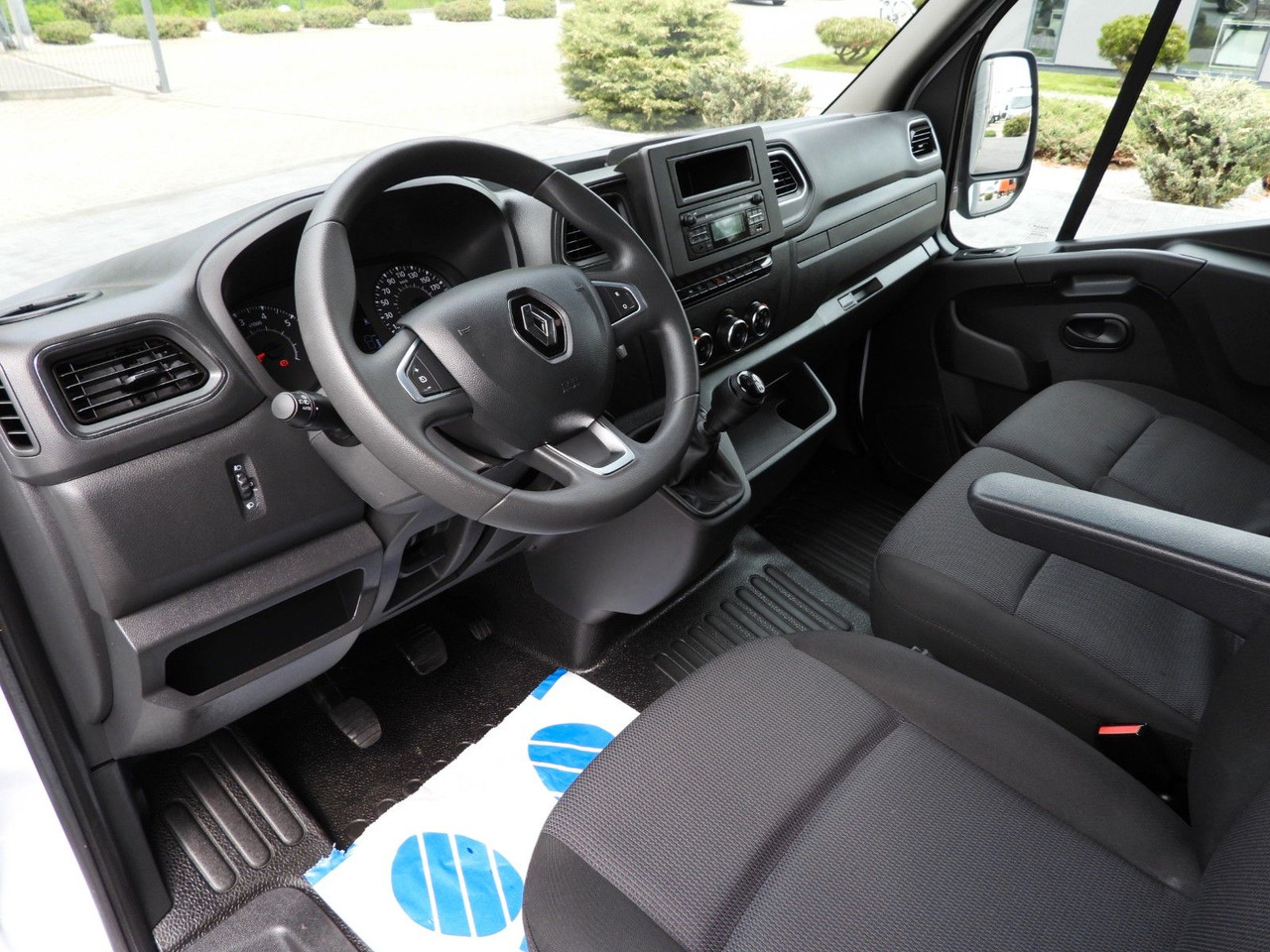 Renault MASTER PRITSCHE PLANE 10 PALETTEN WEBASTO A/C - Curtain side van: picture 2 Renault MASTER PRITSCHE PLANE 10 PALETTEN WEBASTO A/C - Curtain side van: picture 2