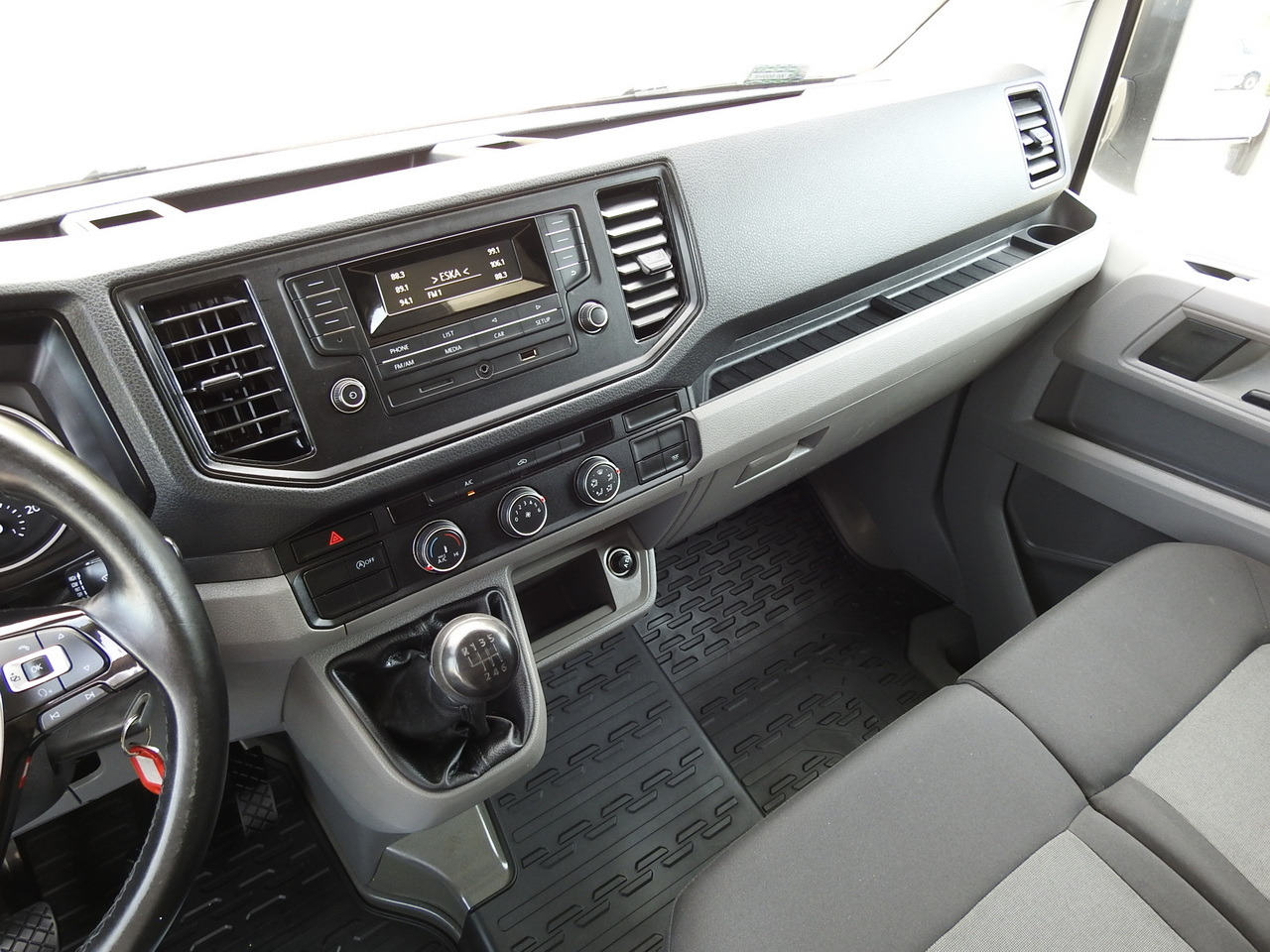 Leasing of VOLKSWAGEN CRAFTER TARPAULIN LIFT 8 PALLETS WEBASTO CRUISE CONTROL 180HP VOLKSWAGEN CRAFTER TARPAULIN LIFT 8 PALLETS WEBASTO CRUISE CONTROL 180HP: picture 36 Leasing of VOLKSWAGEN CRAFTER TARPAULIN LIFT 8 PALLETS WEBASTO CRUISE CONTROL 180HP VOLKSWAGEN CRAFTER TARPAULIN LIFT 8 PALLETS WEBASTO CRUISE CONTROL 180HP: picture 36