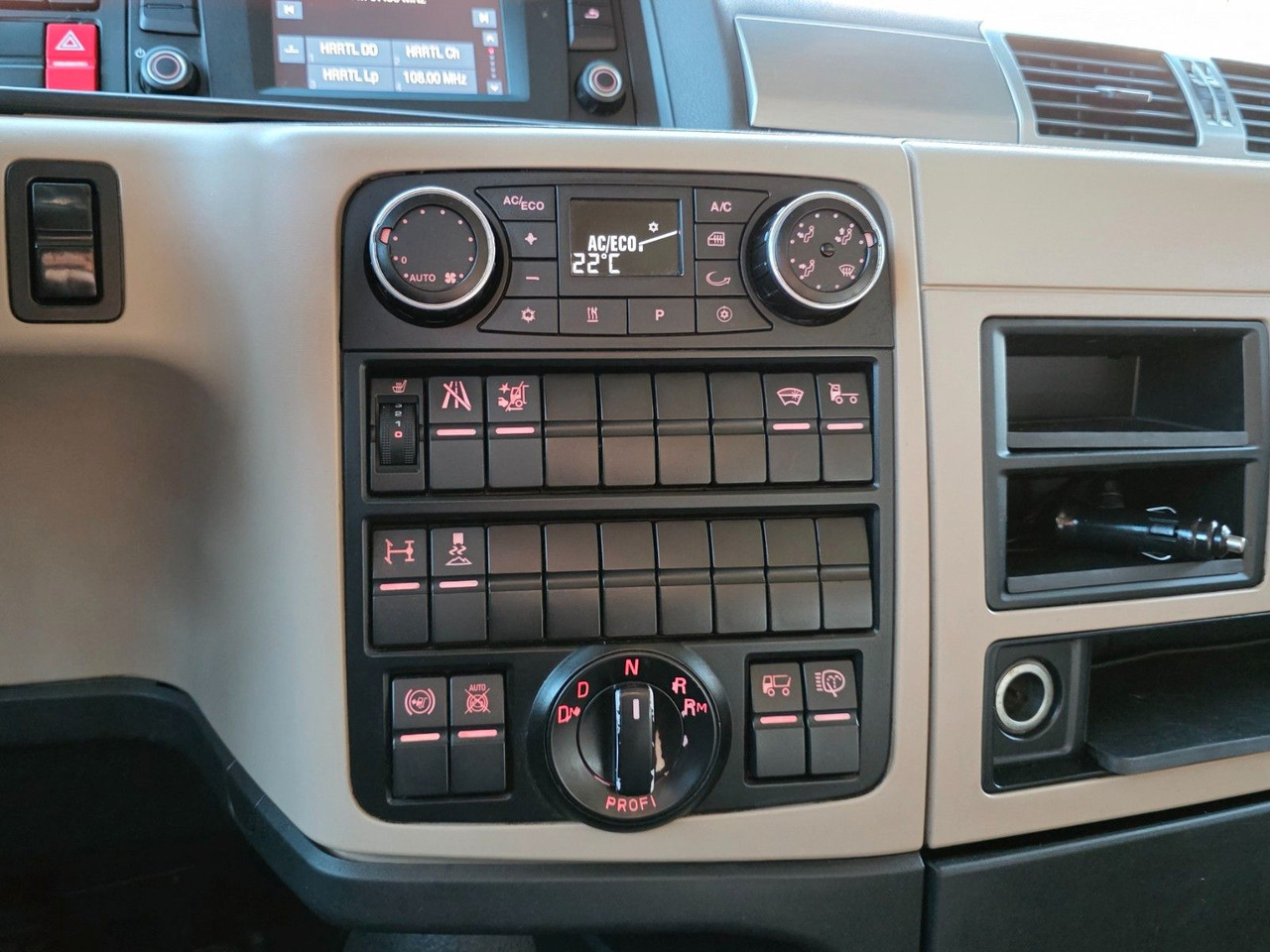 Container transporter/ Swap body truck MAN TGX 18.460 4X2 LL / Standklimaanlage: picture 40