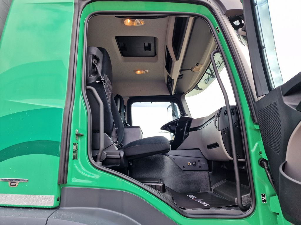 Curtainsider truck Mercedes-Benz Antos 1830L 4X2: picture 18