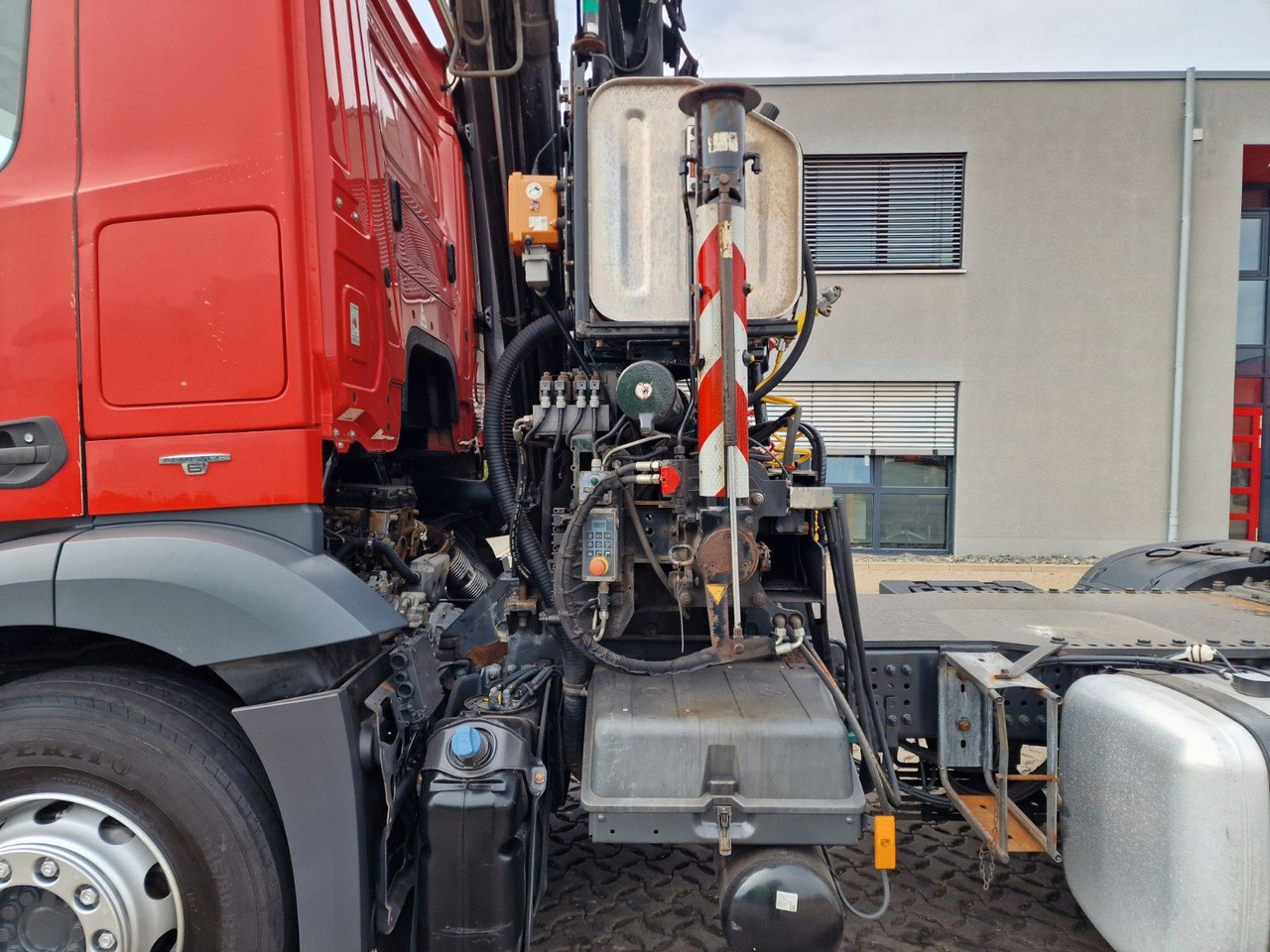 Tractor unit Mercedes-Benz Antos 1843 / Atlas 172.3E-A4 / KRAN: picture 9 Tractor unit Mercedes-Benz Antos 1843 / Atlas 172.3E-A4 / KRAN: picture 9