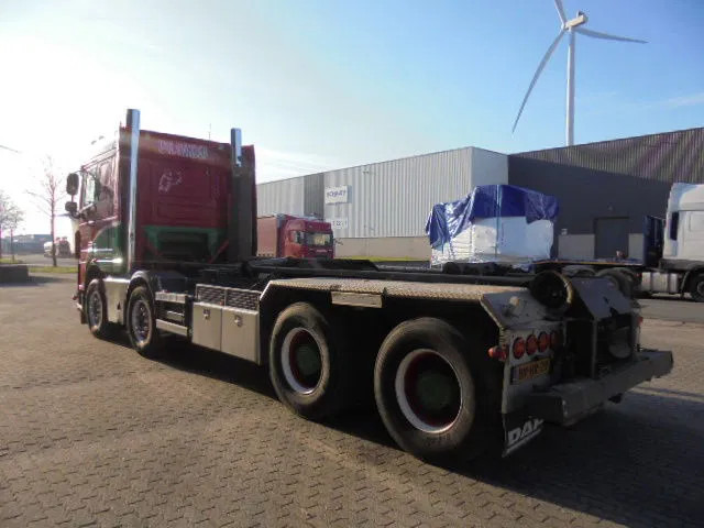 DAF XF 105 410 FAD 8X4 STEEL SUSPENSION - Hook lift truck: picture 5 DAF XF 105 410 FAD 8X4 STEEL SUSPENSION - Hook lift truck: picture 5