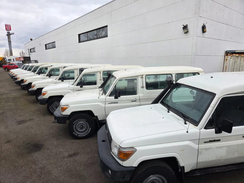 Toyota Land Cruiser HZJ76 + HZJ78L + PICKUP 4WD EXPORT OUT EU ONLY - Pickup truck: picture 3 Toyota Land Cruiser HZJ76 + HZJ78L + PICKUP 4WD EXPORT OUT EU ONLY - Pickup truck: picture 3