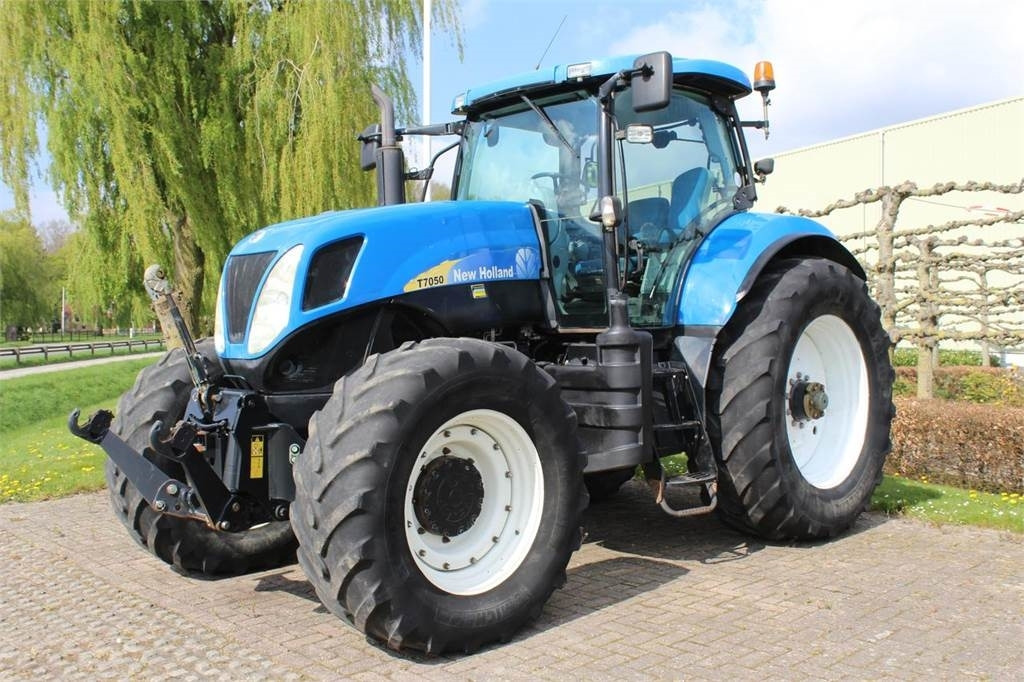 New Holland T7050 - Farm tractor: picture 1 New Holland T7050 - Farm tractor: picture 1