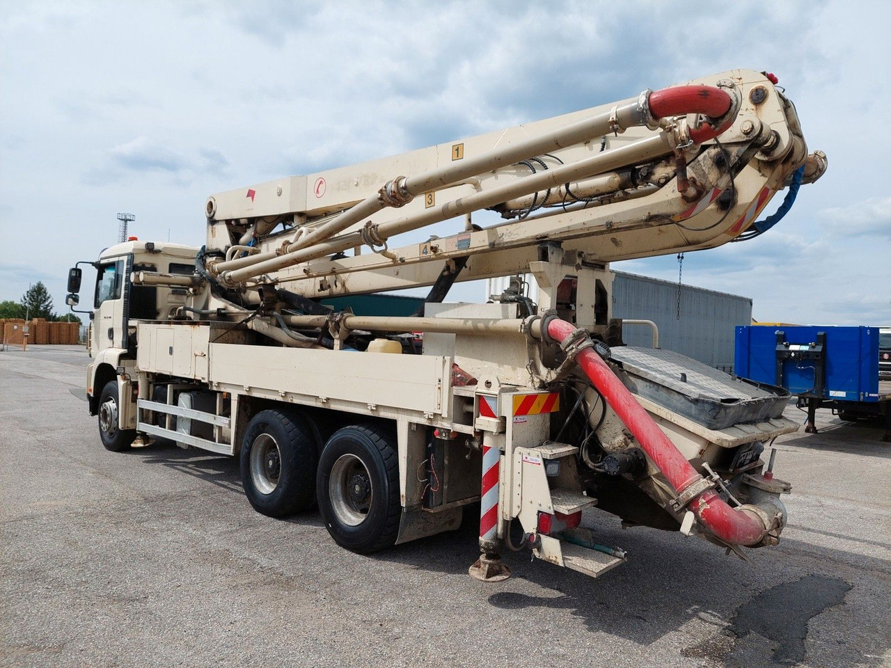 MAN TGA 33.400 6x4 BB JMBH 33 - Concrete pump truck: picture 3 MAN TGA 33.400 6x4 BB JMBH 33 - Concrete pump truck: picture 3