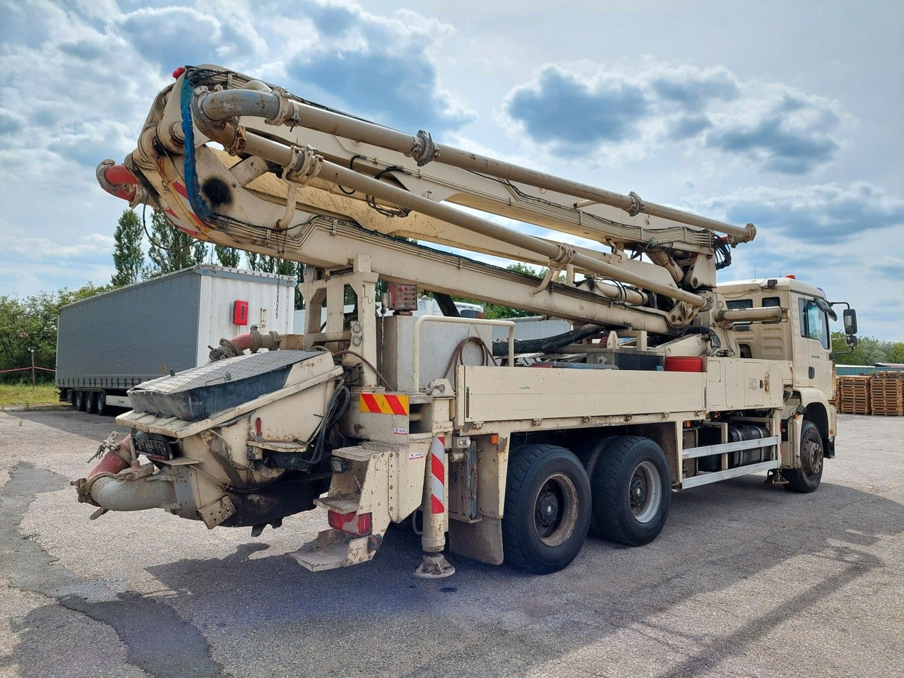 MAN TGA 33.400 6x4 BB JMBH 33 - Concrete pump truck: picture 4 MAN TGA 33.400 6x4 BB JMBH 33 - Concrete pump truck: picture 4