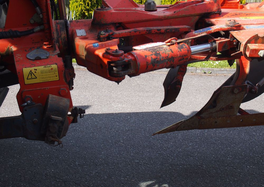 Pług obrotowy Kuhn Kuhn Vari-Master 150 4+1 Pług obracany Kuhn Vari-Master 150 4+1 - Plow: picture 3 Pług obrotowy Kuhn Kuhn Vari-Master 150 4+1 Pług obracany Kuhn Vari-Master 150 4+1 - Plow: picture 3