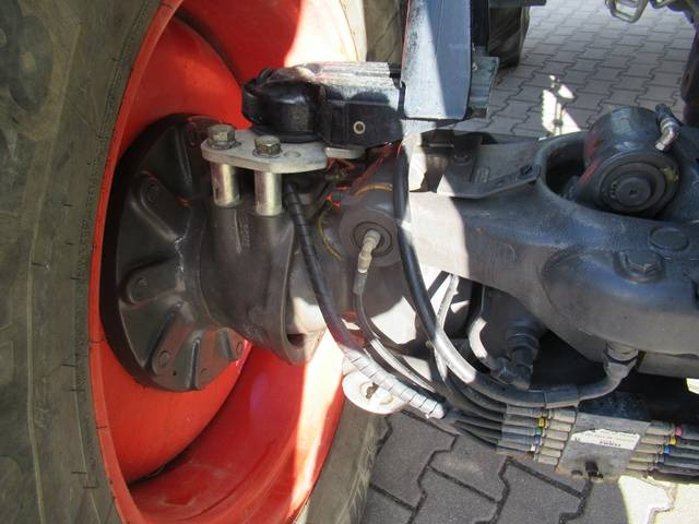 Farm tractor Claas Arion 620: picture 14