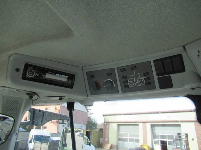 Farm tractor Claas Arion 620: picture 22