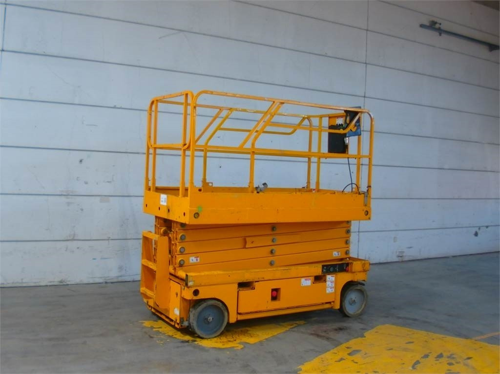 Haulotte Compact 12 - Scissor lift: picture 2 Haulotte Compact 12 - Scissor lift: picture 2