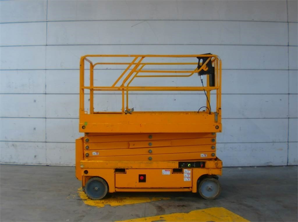 Haulotte Compact 12 - Scissor lift: picture 1 Haulotte Compact 12 - Scissor lift: picture 1