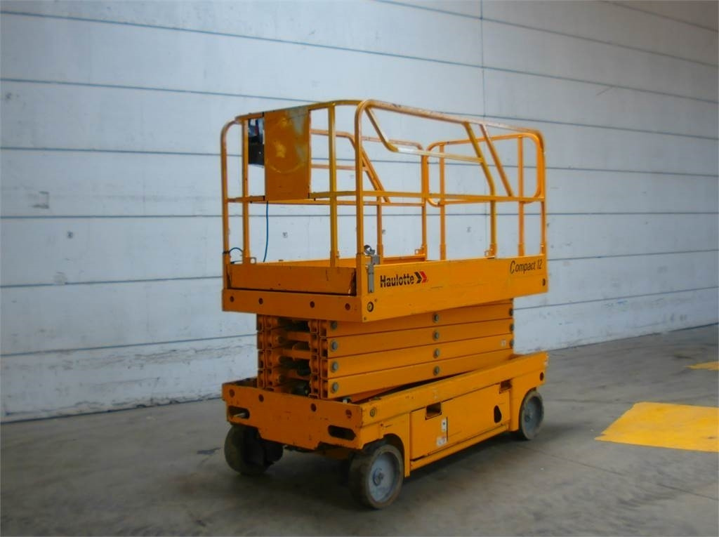 Haulotte Compact 12 - Scissor lift: picture 4 Haulotte Compact 12 - Scissor lift: picture 4